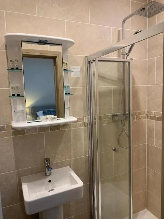 Shower in Palmer's Ale House