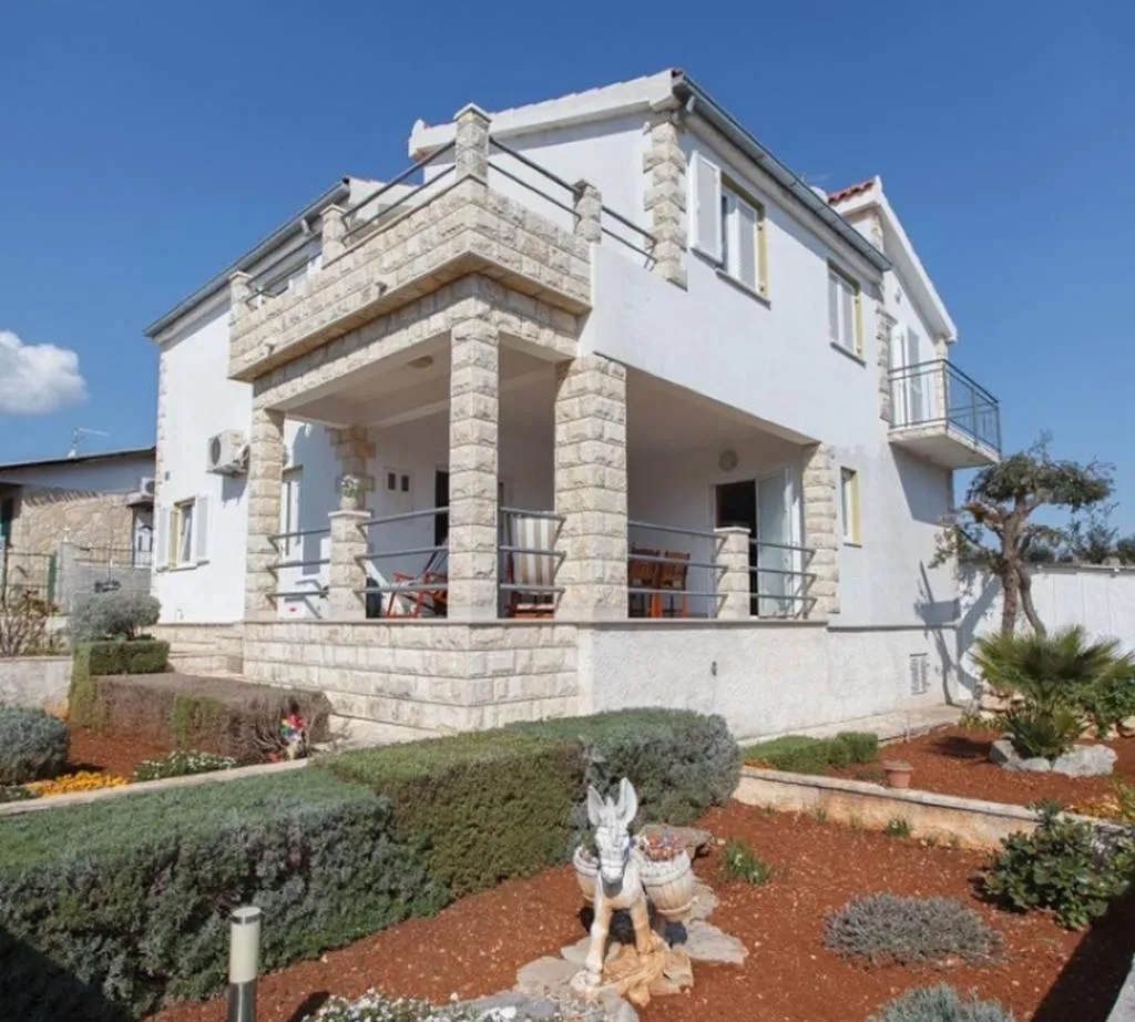 Property building in Villa Porto