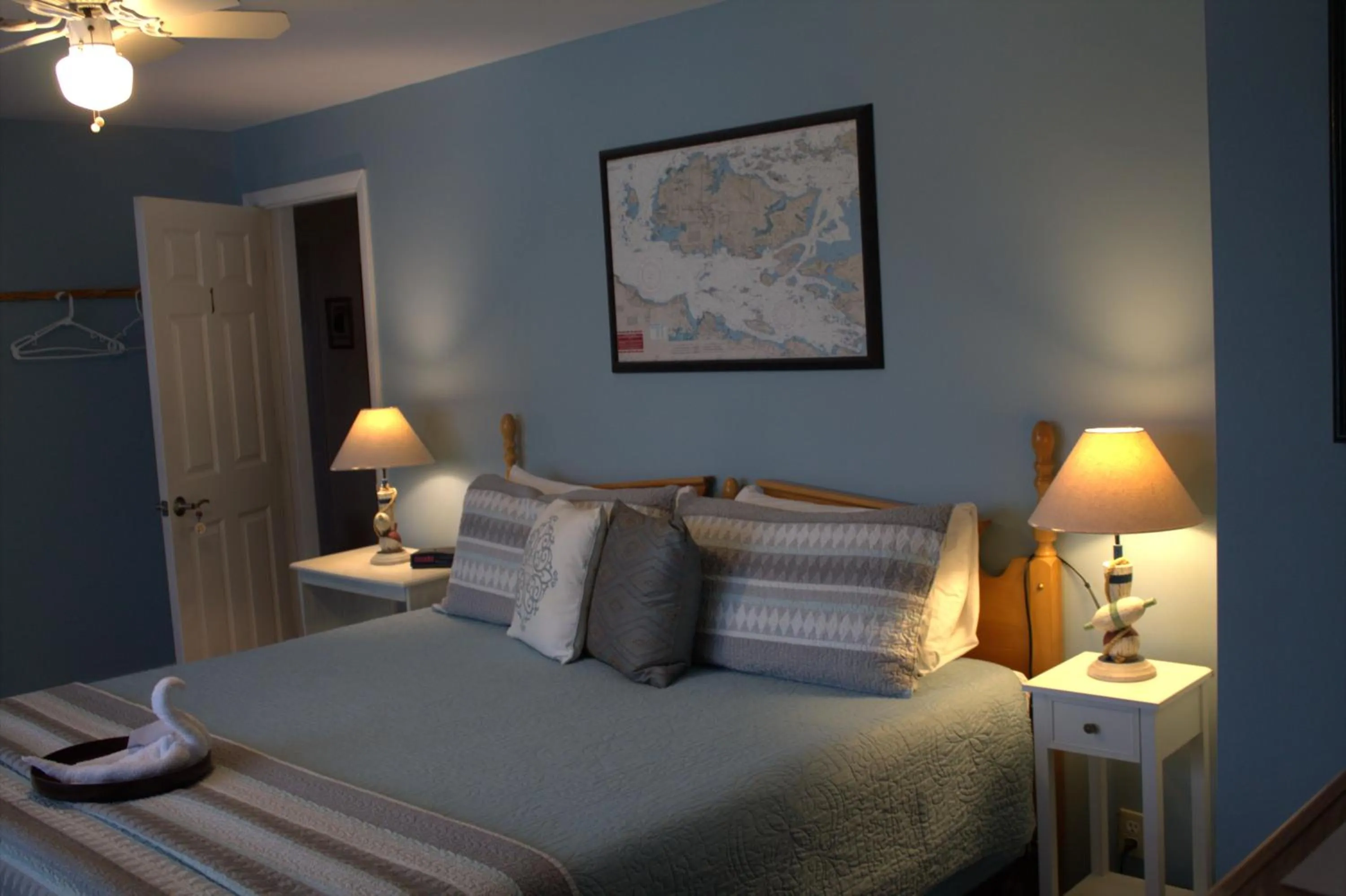 Bedroom, Bed in Chateau Country Inn and Captain's Cottage