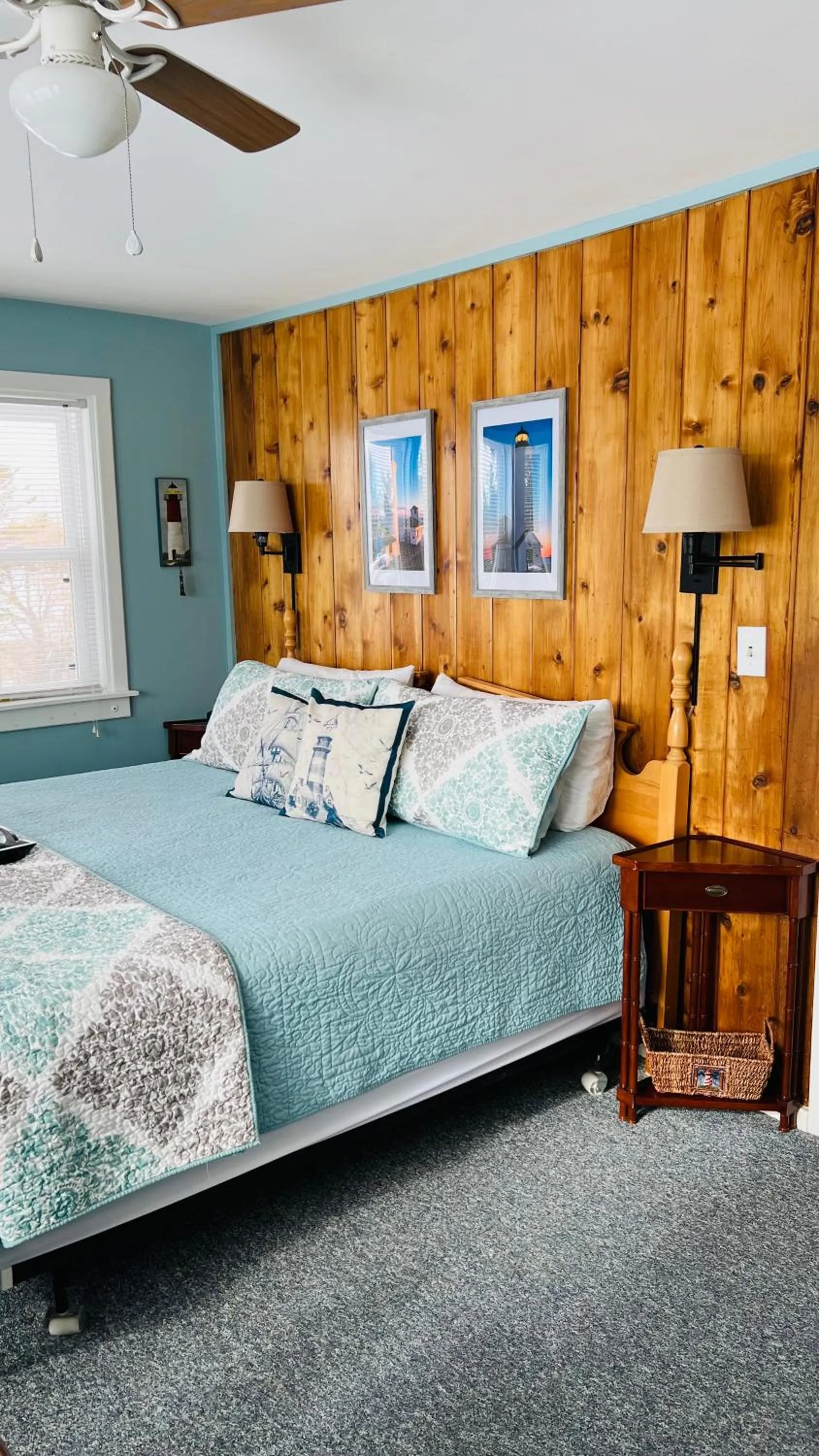 Bed in Chateau Country Inn and Captain's Cottage