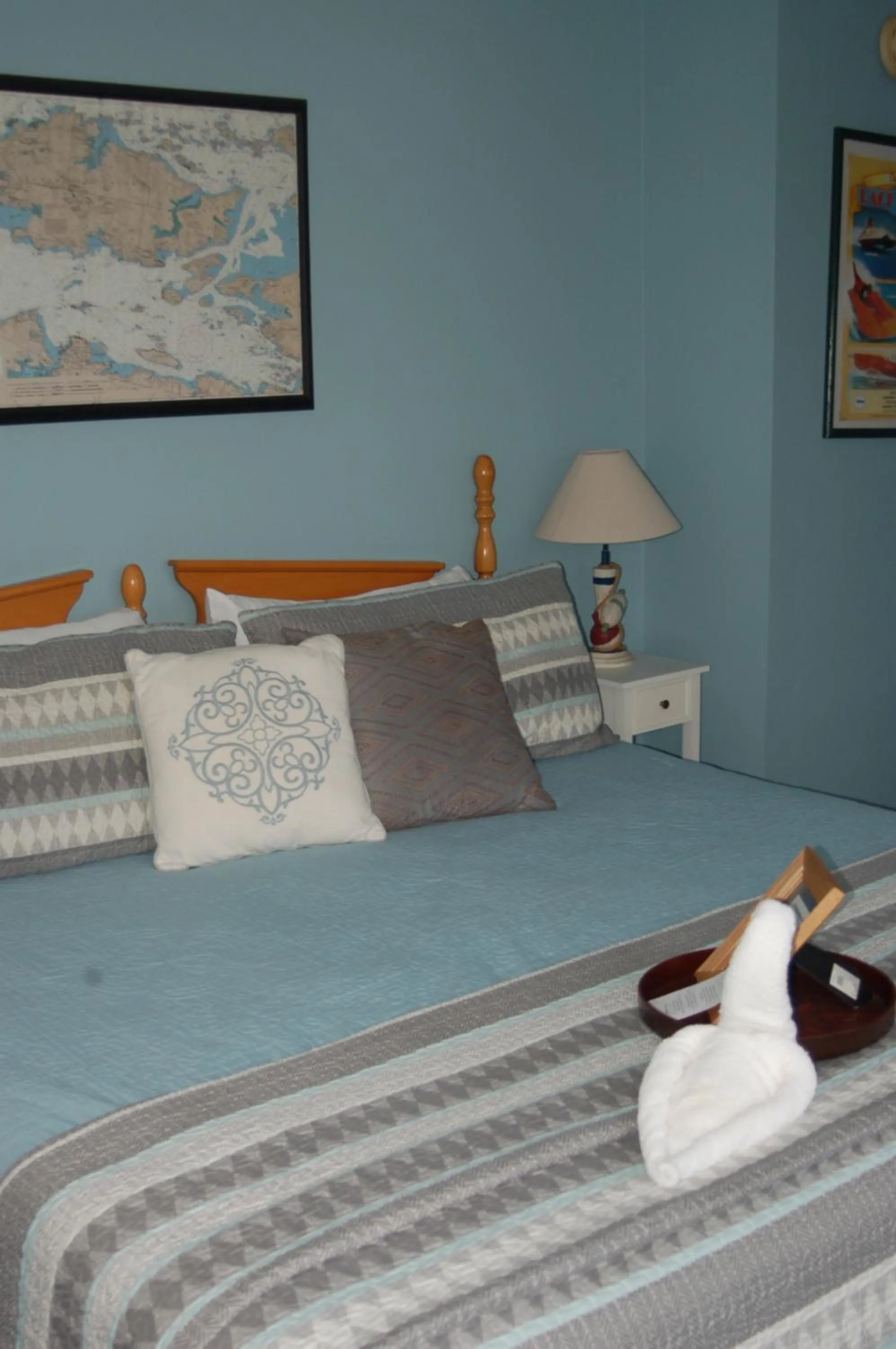 Bed in Chateau Country Inn and Captain's Cottage