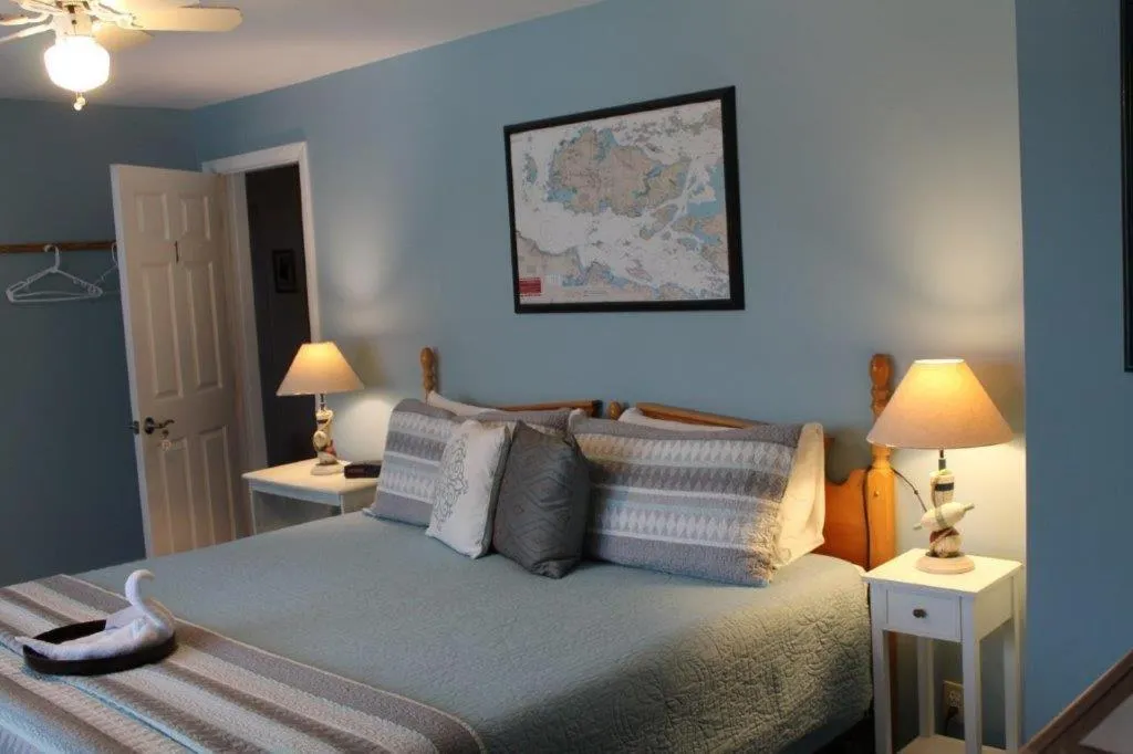 Bed in Chateau Country Inn and Captain's Cottage