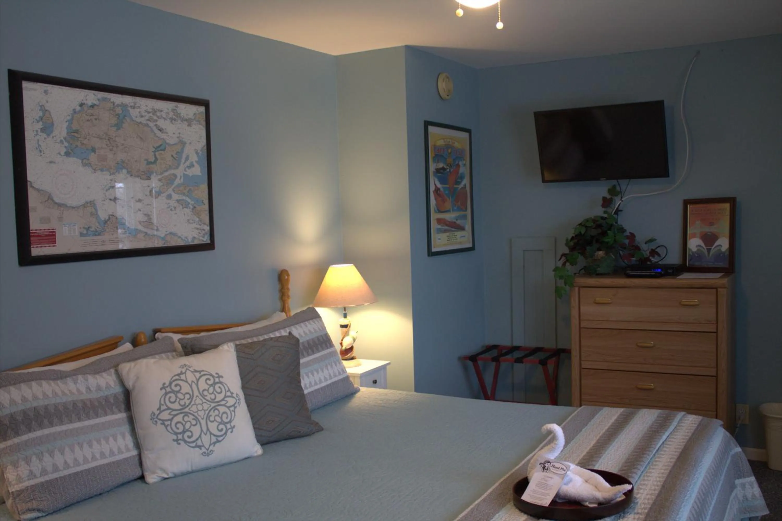 Bedroom, Bed in Chateau Country Inn and Captain's Cottage