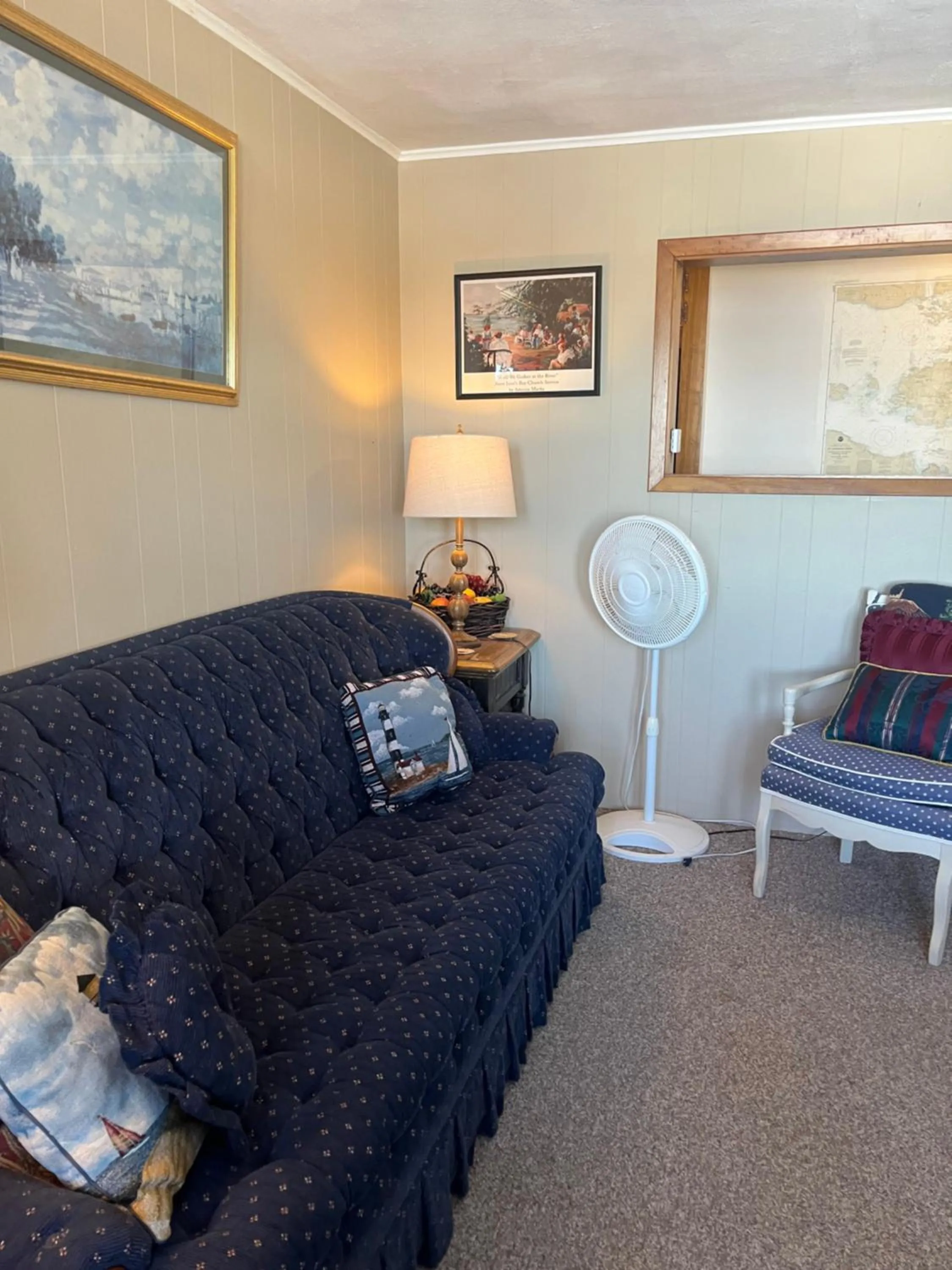 Seating area in Chateau Country Inn and Captain's Cottage