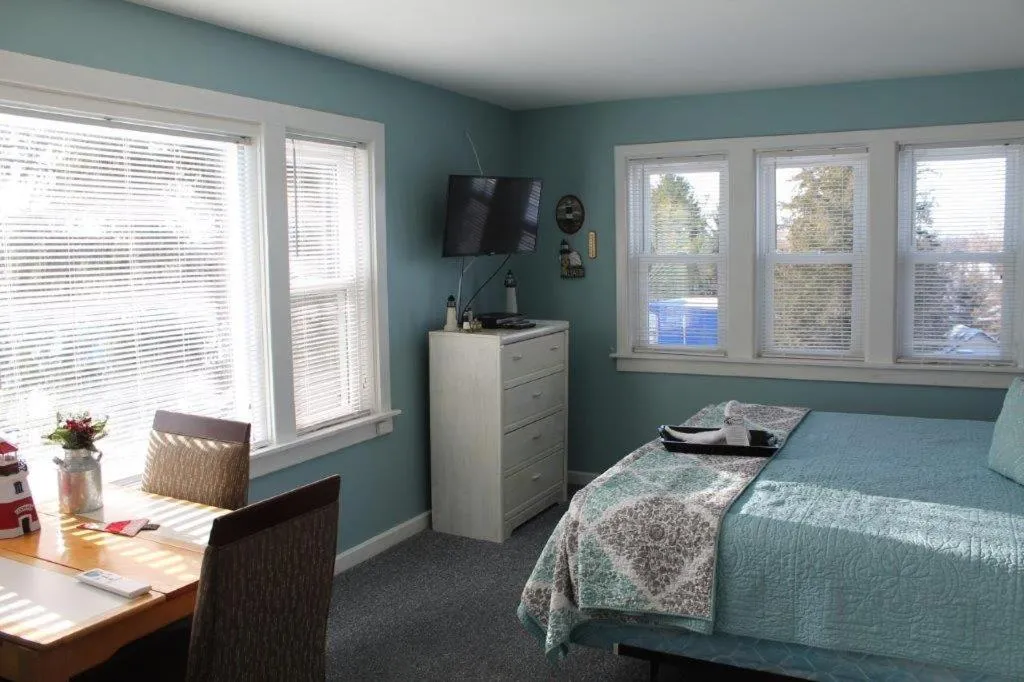 Bed in Chateau Country Inn and Captain's Cottage