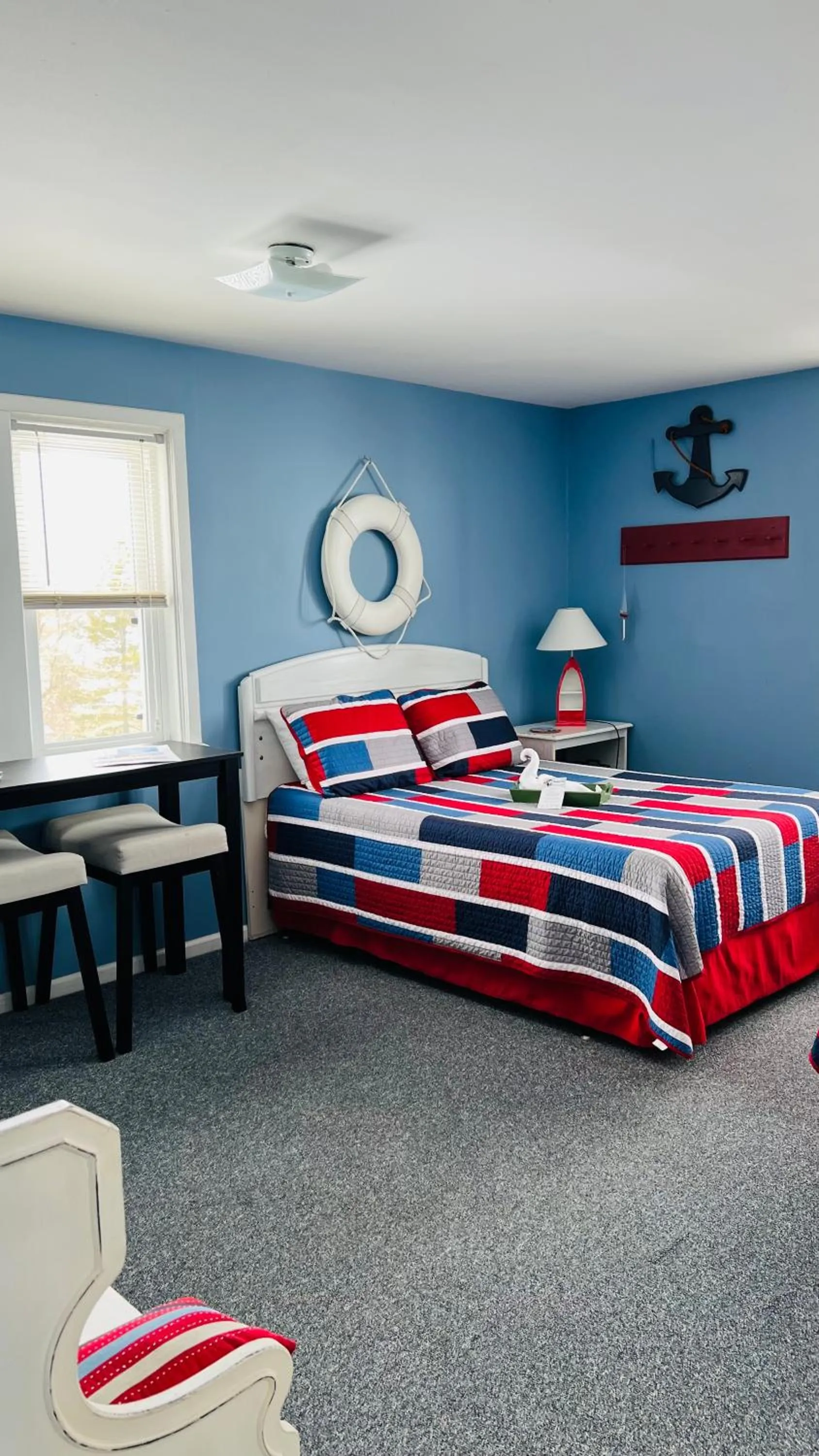 Bed in Chateau Country Inn and Captain's Cottage