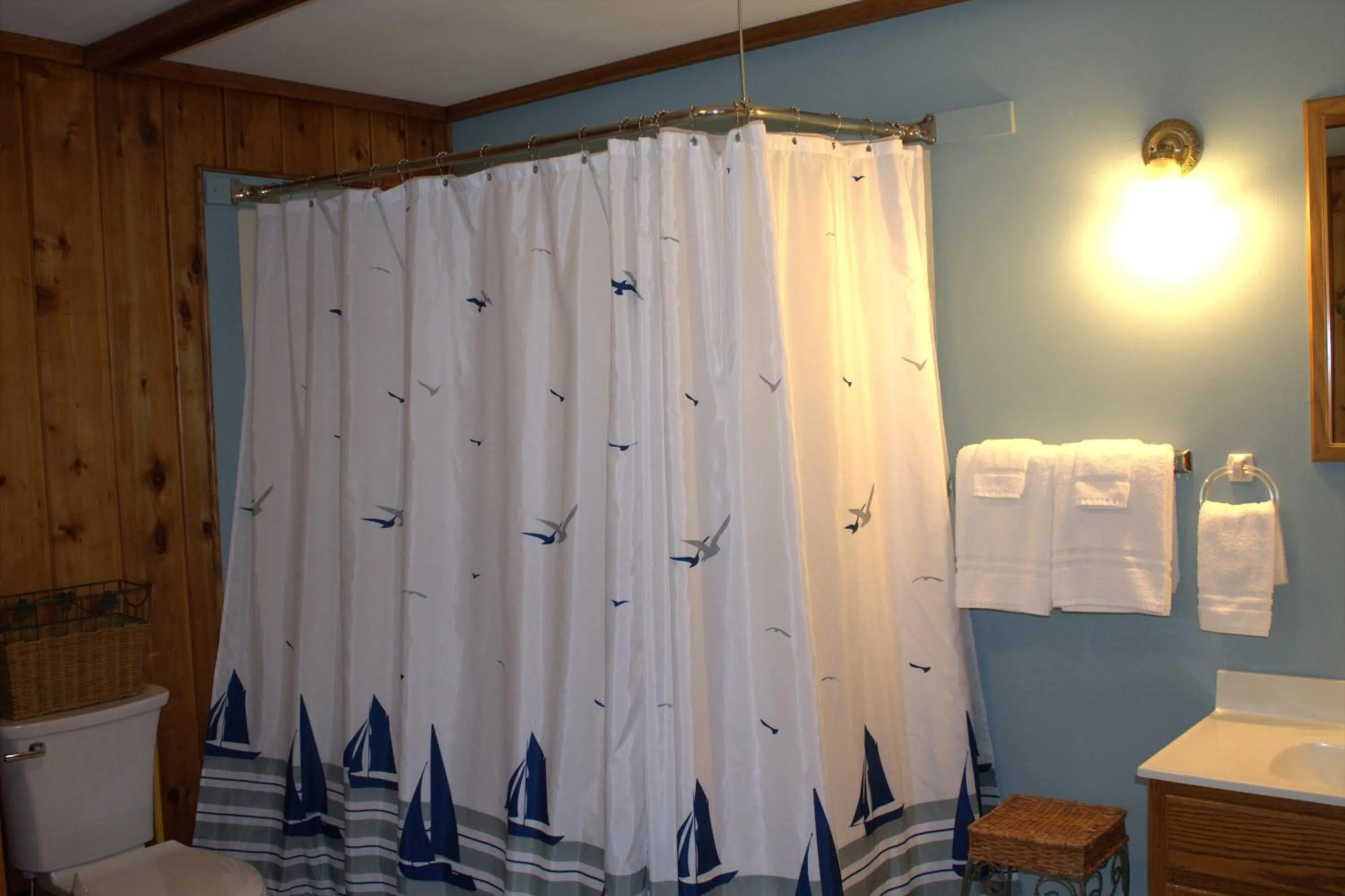 Bathroom, Bed in Chateau Country Inn and Captain's Cottage