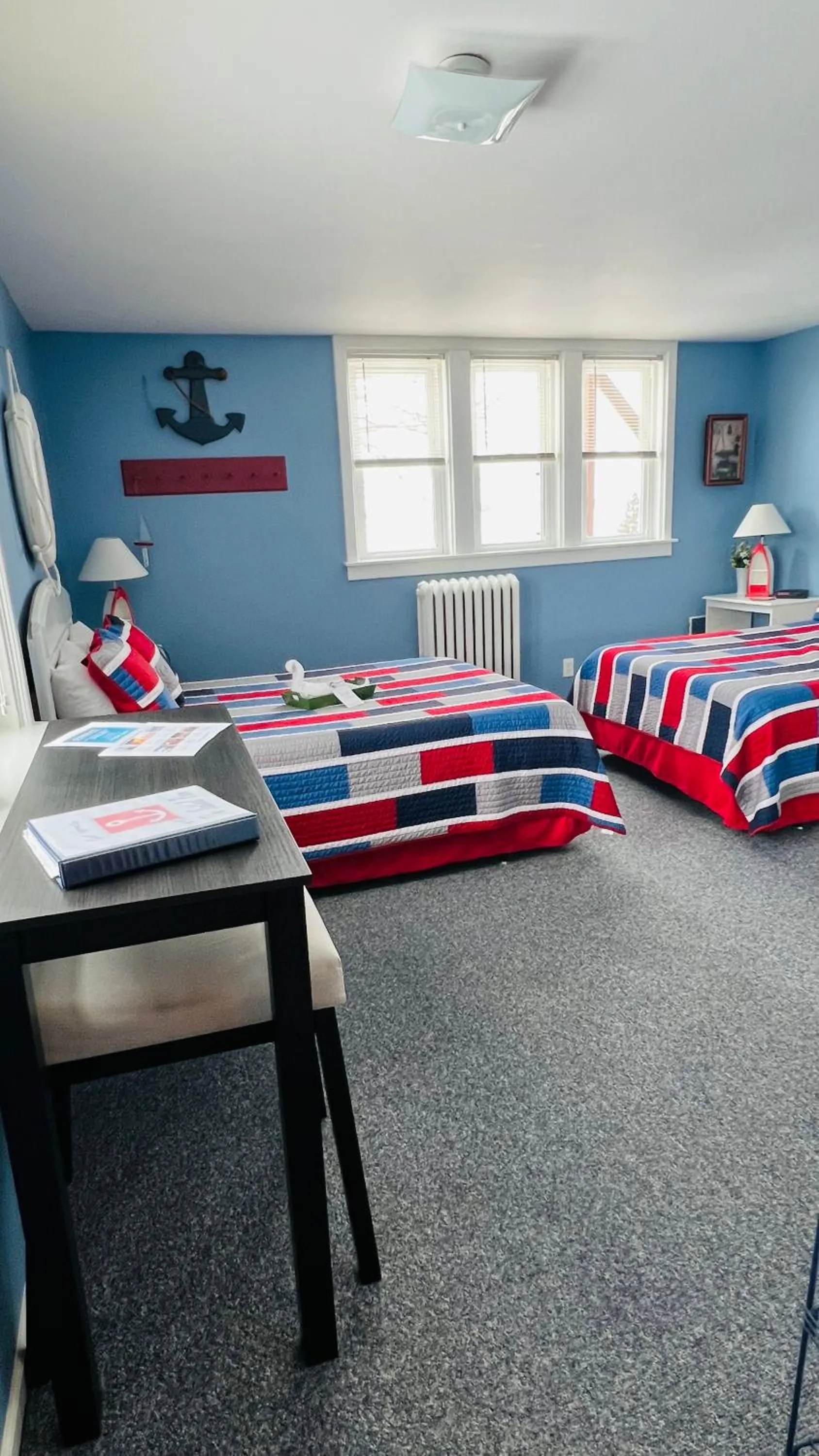 Bed in Chateau Country Inn and Captain's Cottage