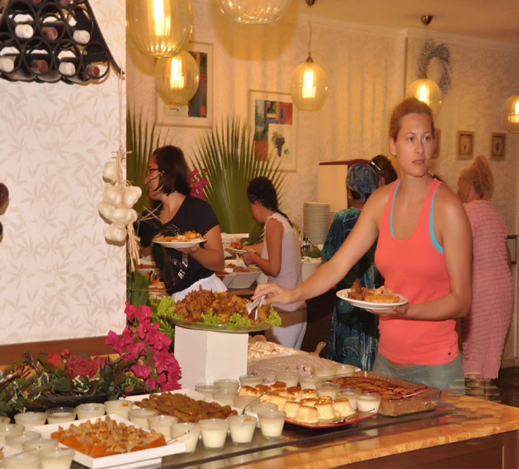 Restaurant/places to eat in Azak Hotel