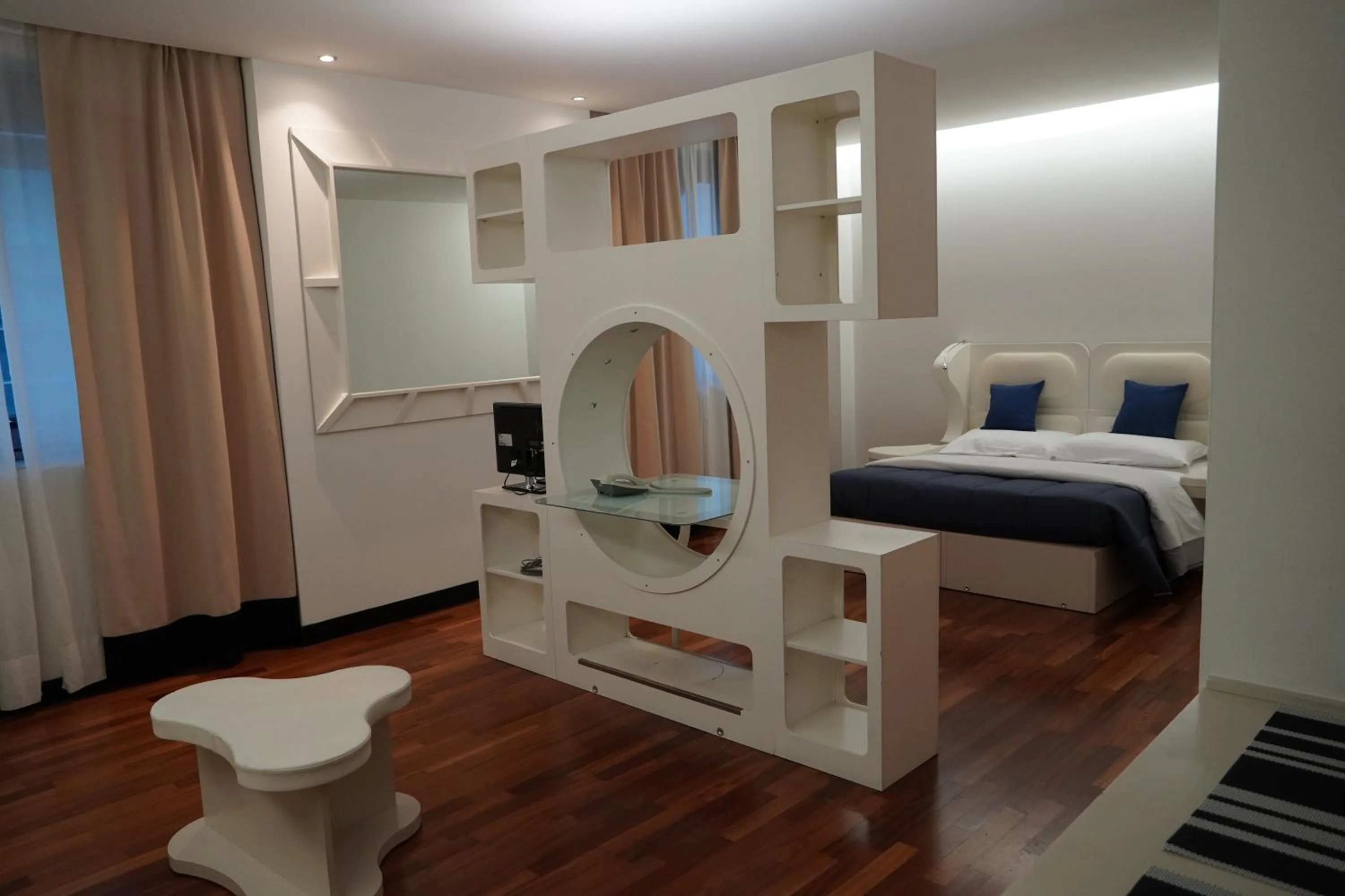 Photo of the whole room, Bed in Residence Prestige