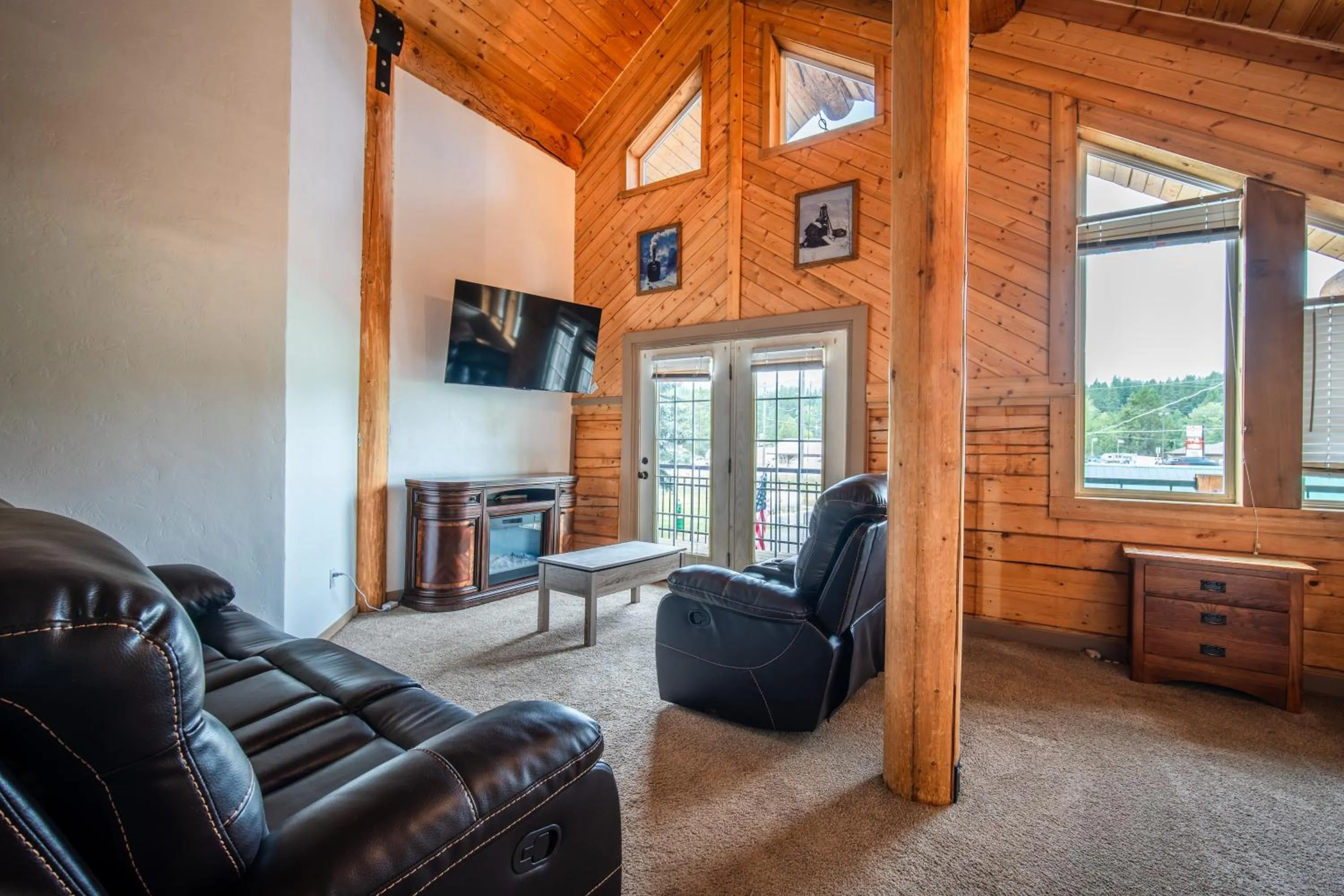 Communal lounge/ TV room in Alpine Lodge Hotel