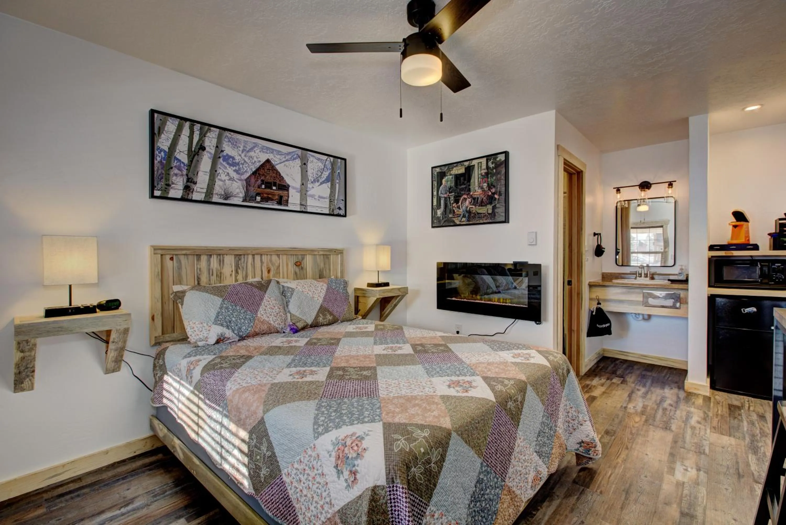 Bed in Alpine Lodge Hotel