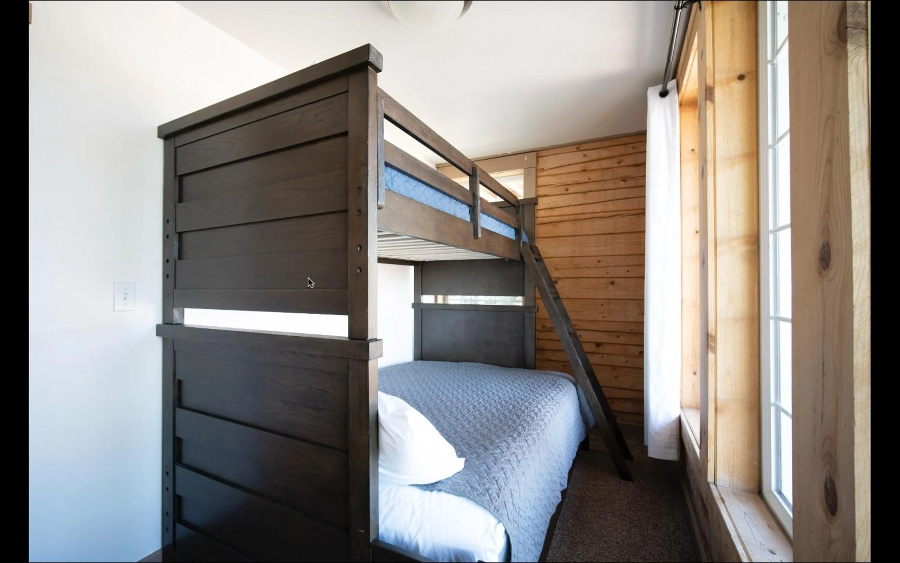 Bedroom, Bed in Alpine Lodge Hotel