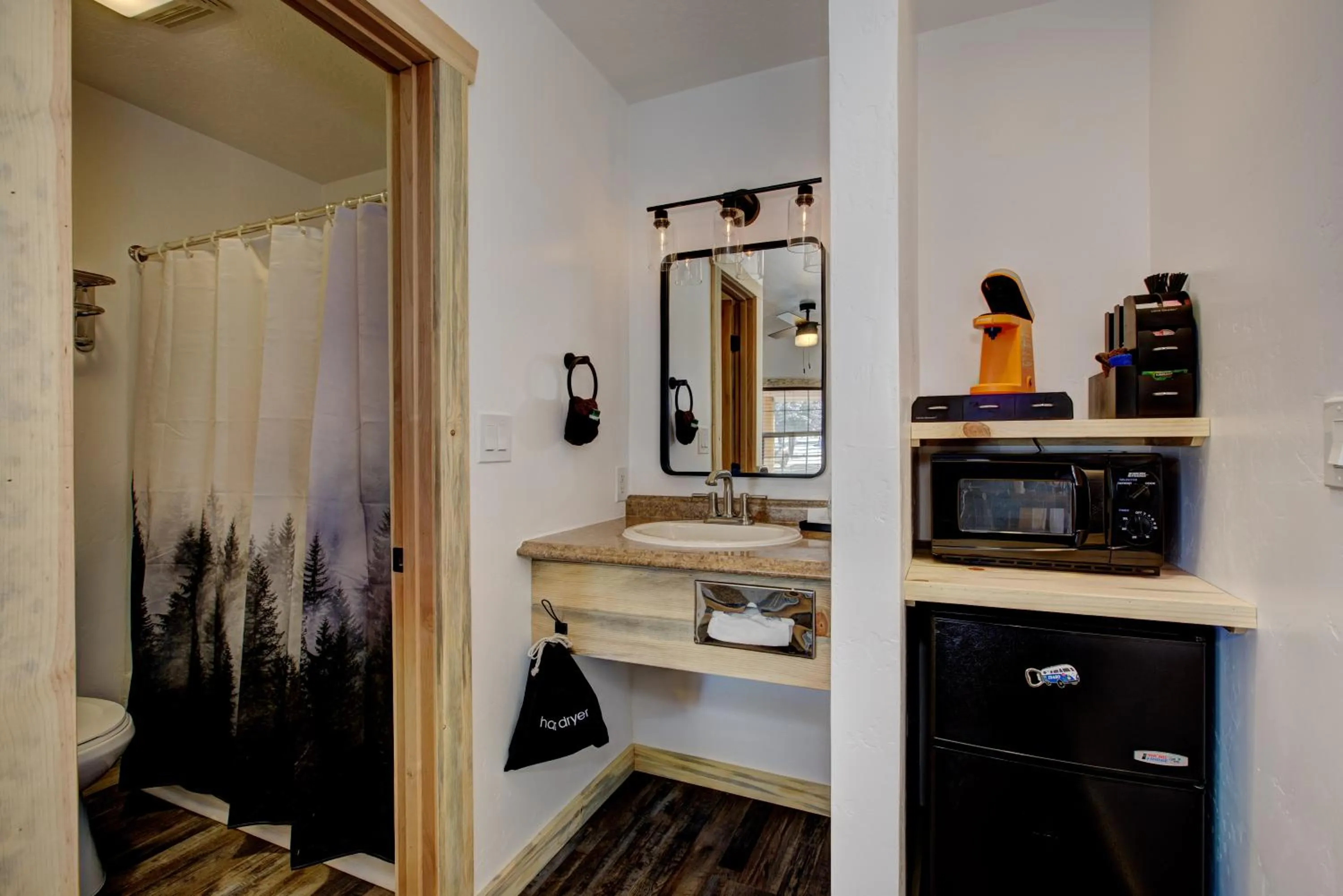Bathroom in Alpine Lodge Hotel