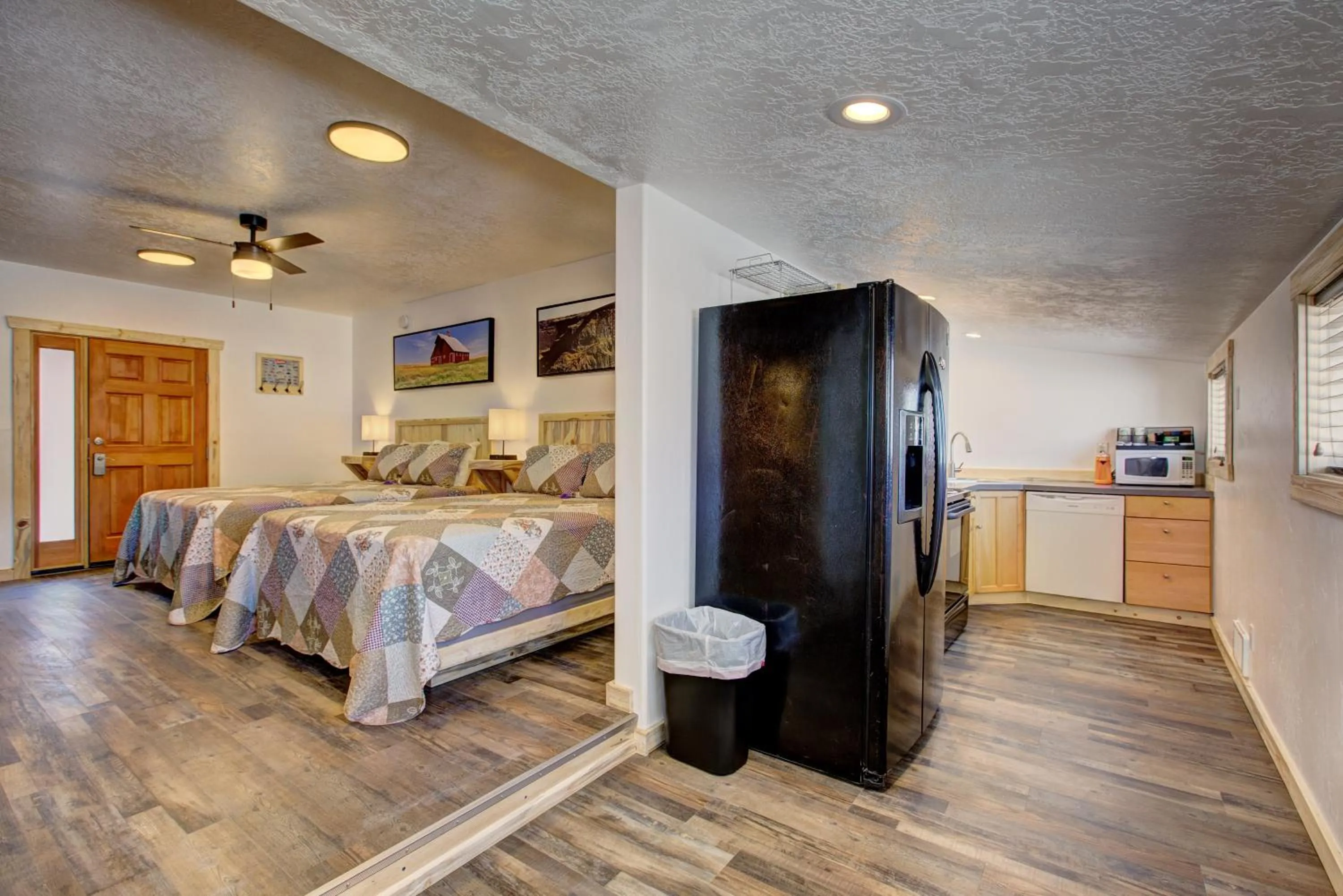 kitchen, Bed in Alpine Lodge Hotel