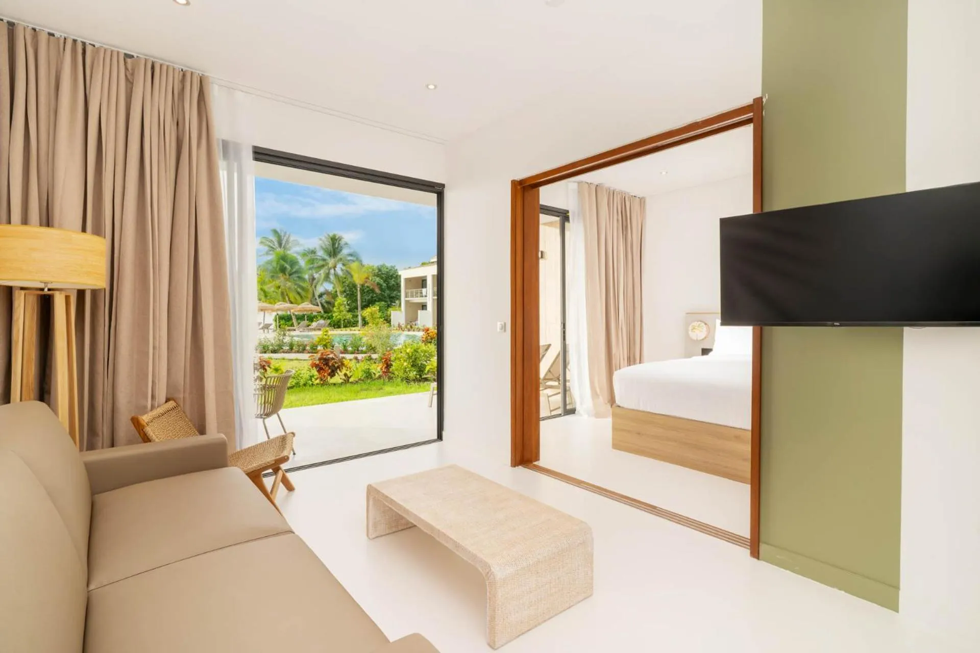 Garden view, Bed in Cook's Bay Hotel & Suites