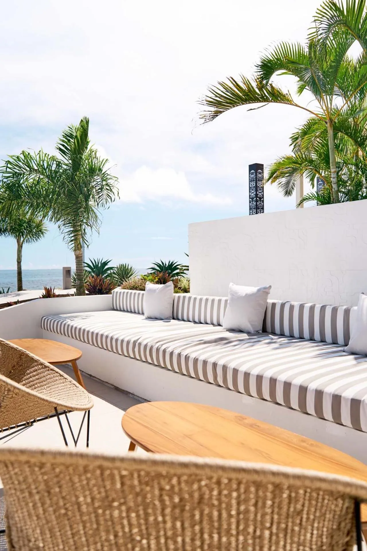 Lounge or bar in Cook's Bay Hotel & Suites