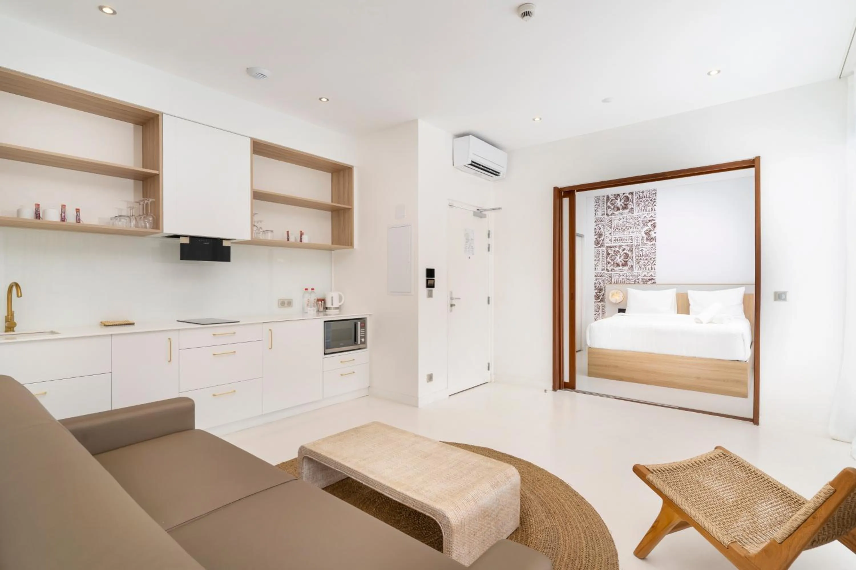 Kitchen or kitchenette, Bed in Cook's Bay Hotel & Suites