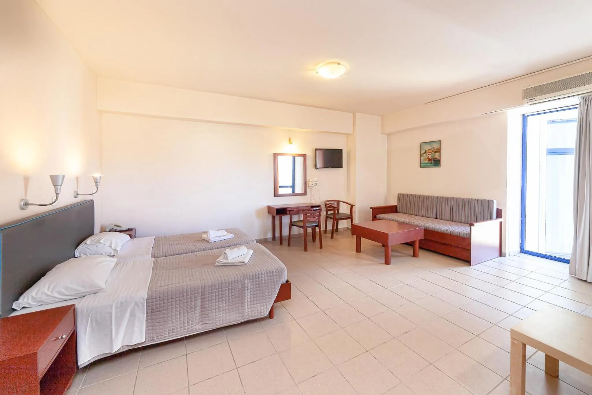 Living room, Bed in Olympic Suites