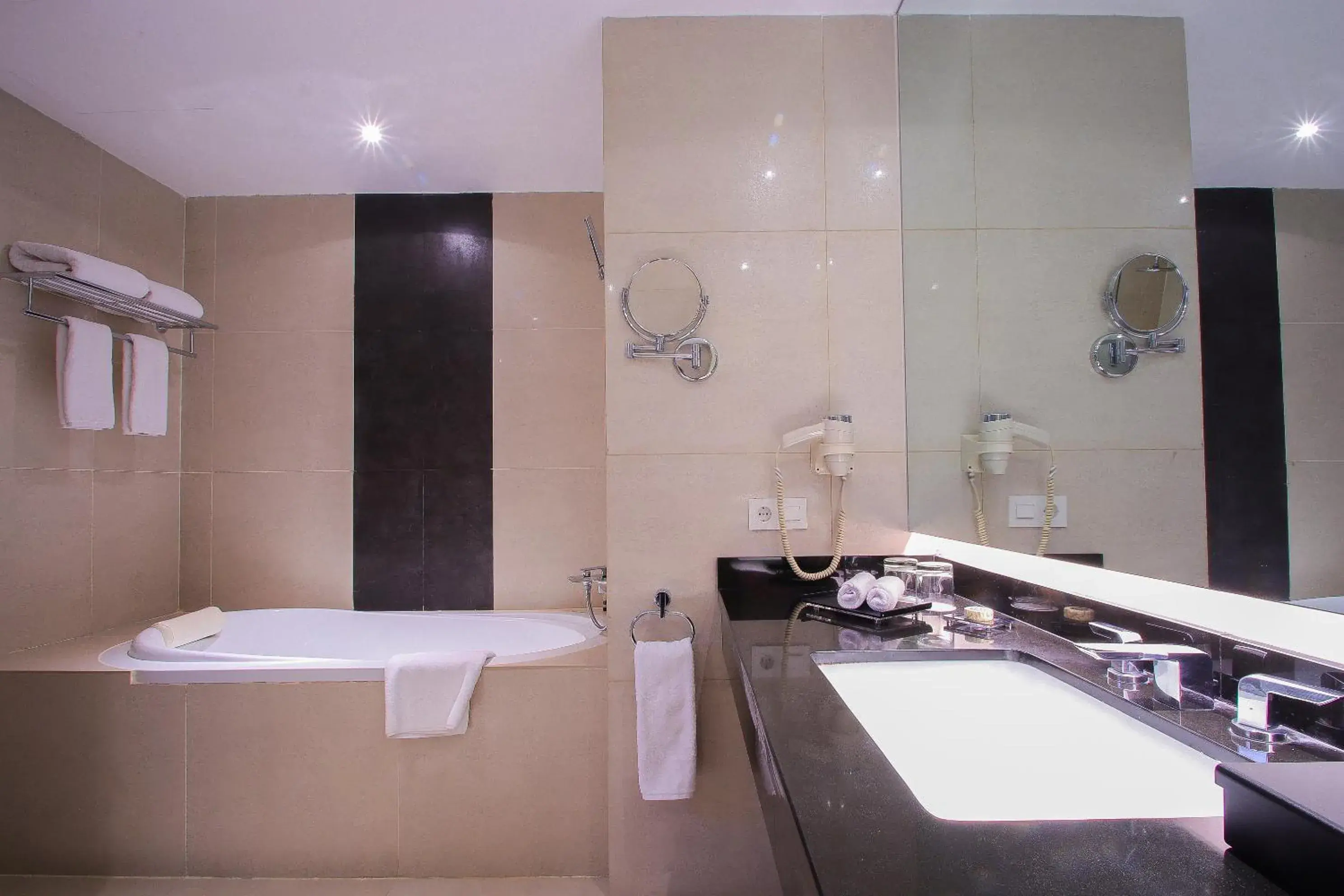 King Suite with Pool View in FUGO Hotel Banjarmasin King Suite with Pool View in FUGO Hotel Banjarmasin