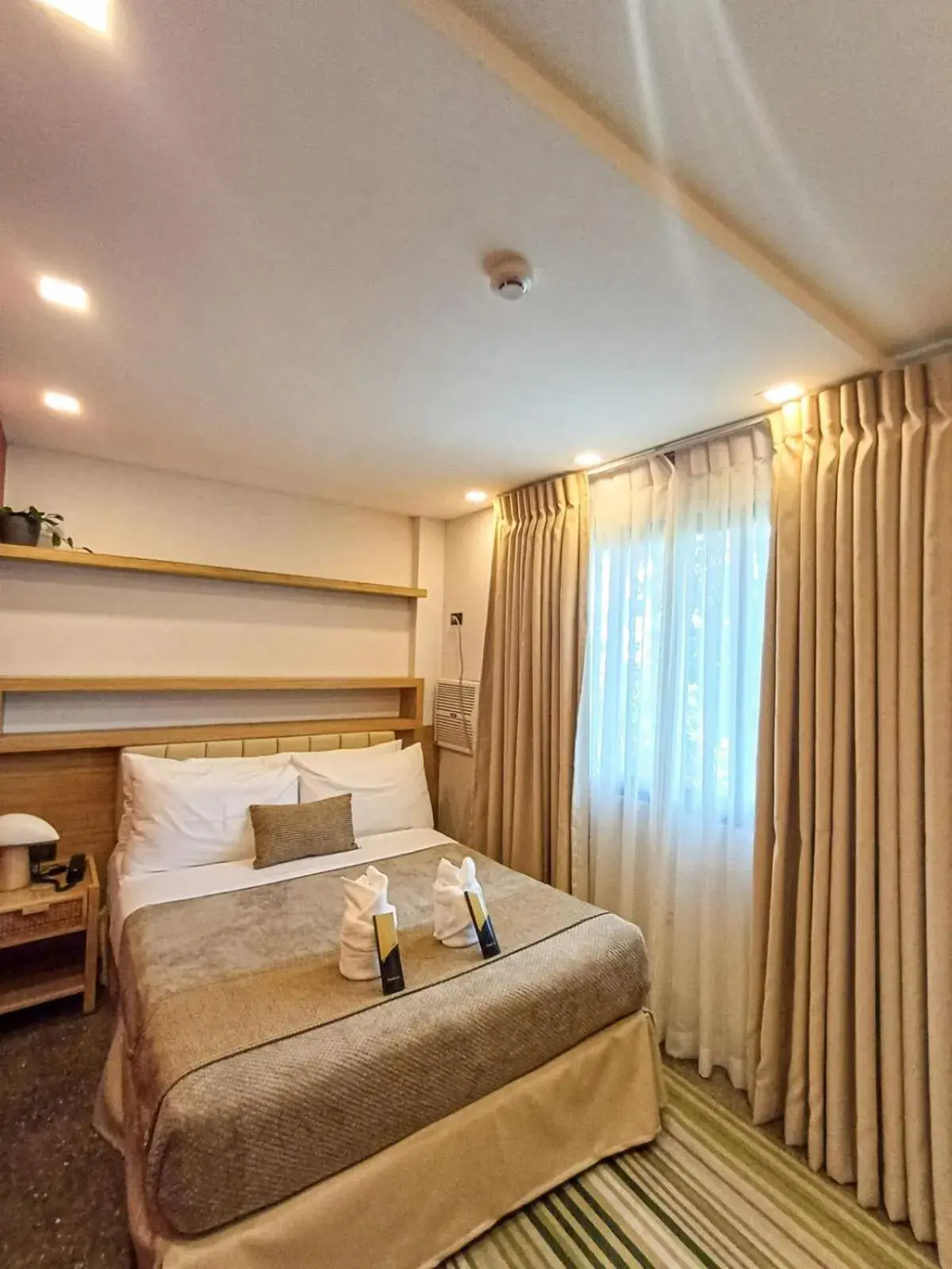 Deluxe Double Room in Prince Express Inn Deluxe Double Room in Prince Express Inn