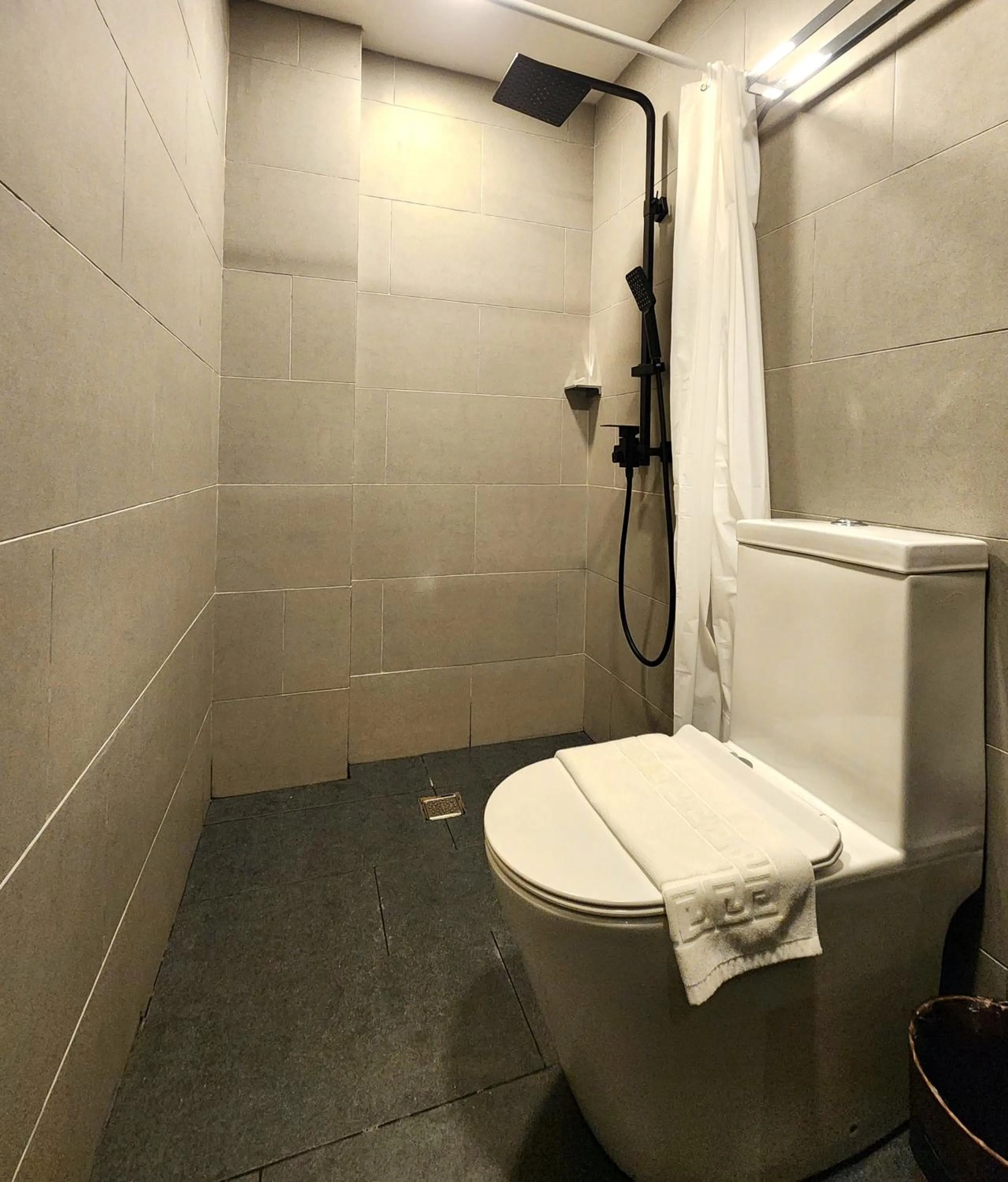 Shower in Prince Express Inn