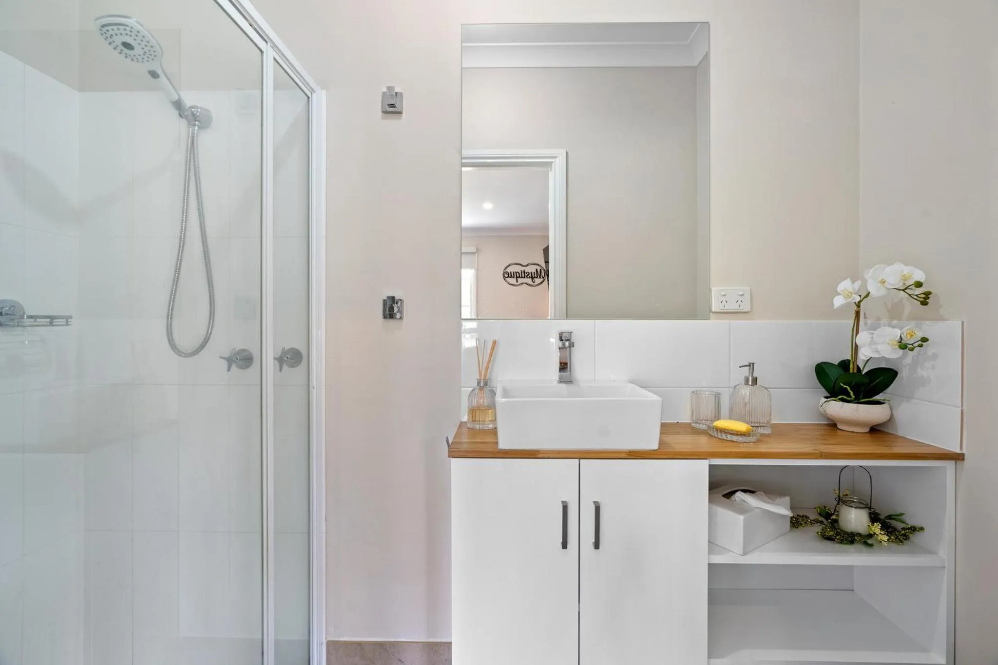 Shower in Tell Tales Bed & Breakfast