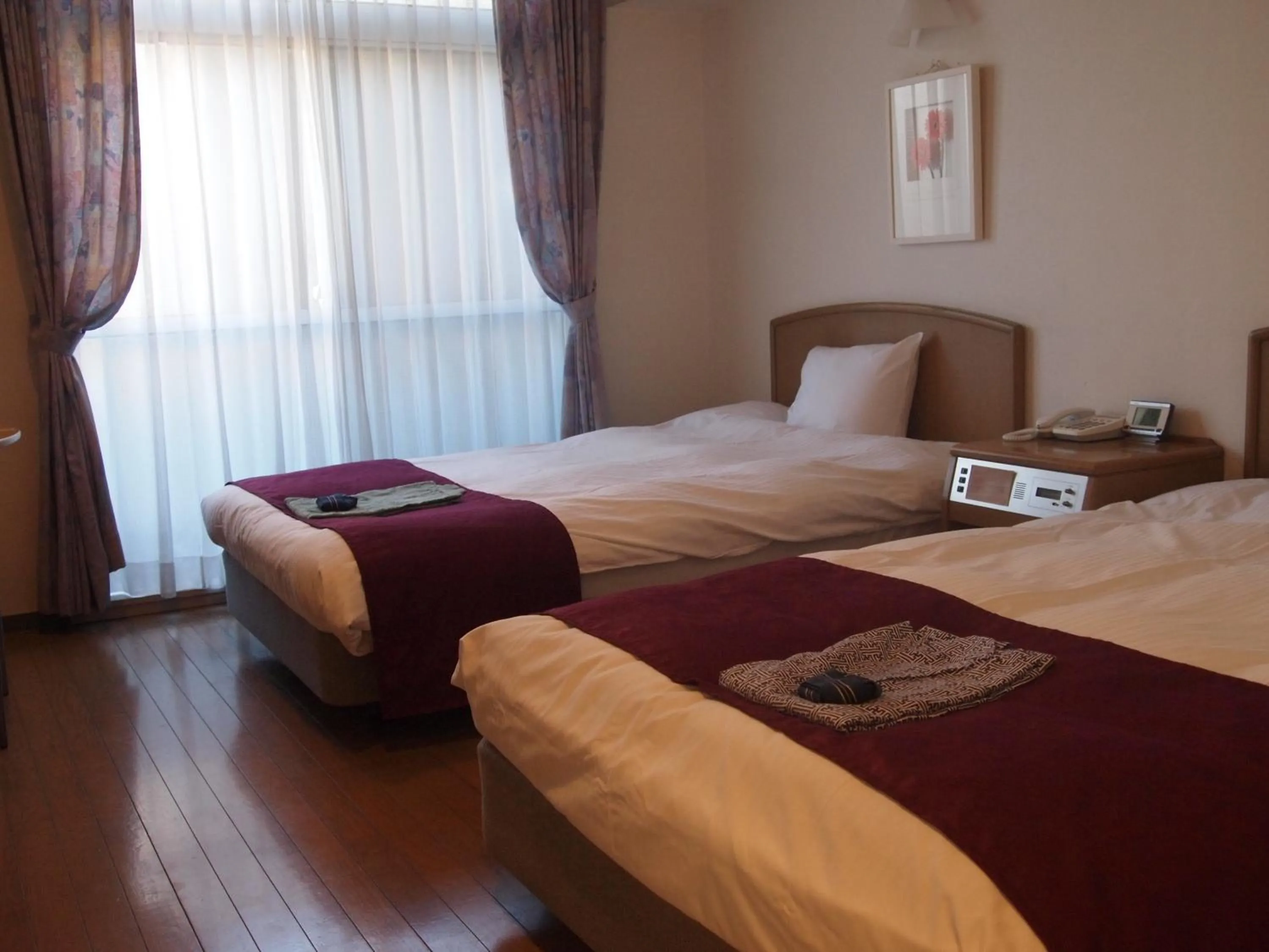 Photo of the whole room, Bed in Senkei Plaza