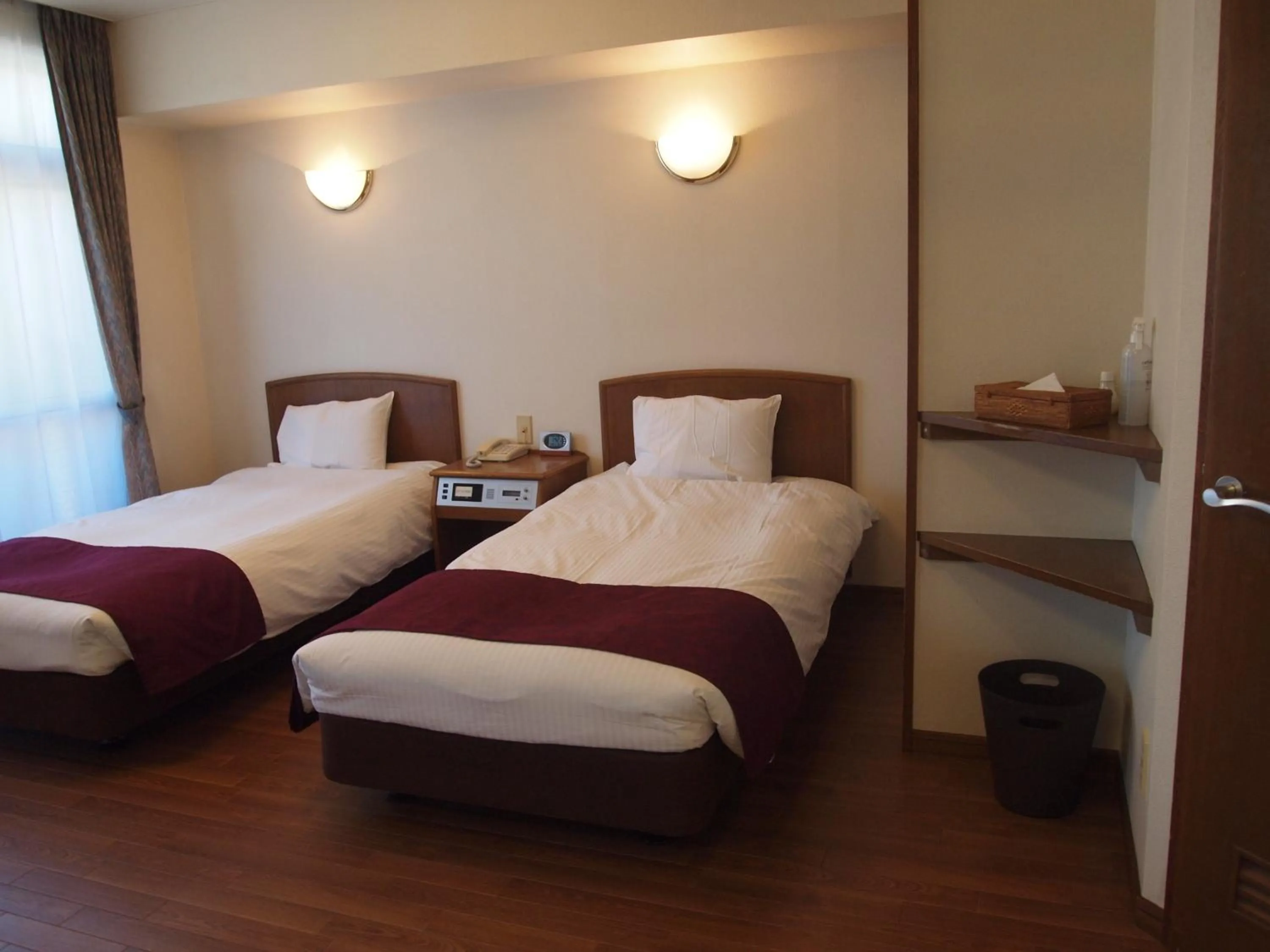 Photo of the whole room, Bed in Senkei Plaza