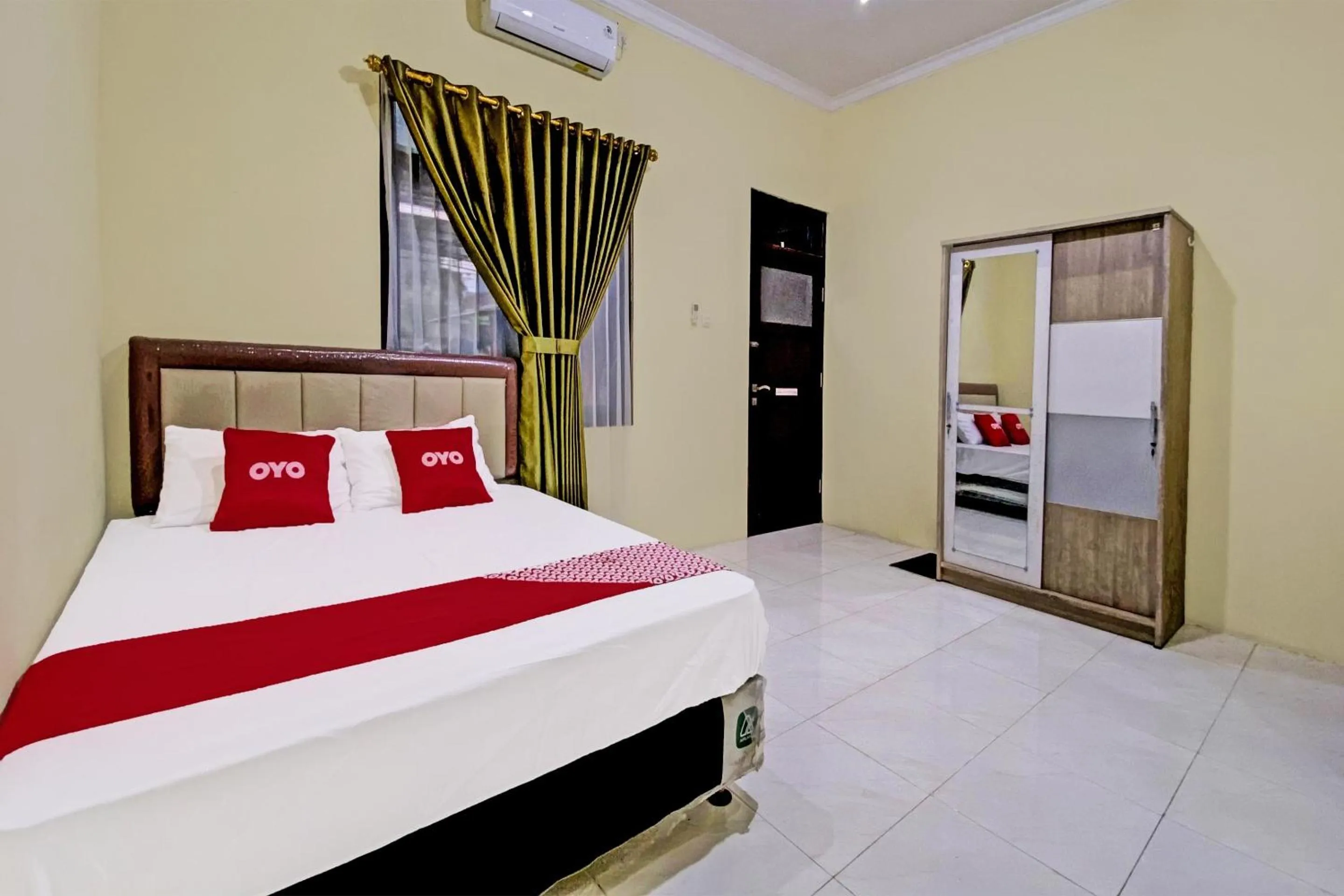 Bedroom, Bed in Hotel O Mariko's House