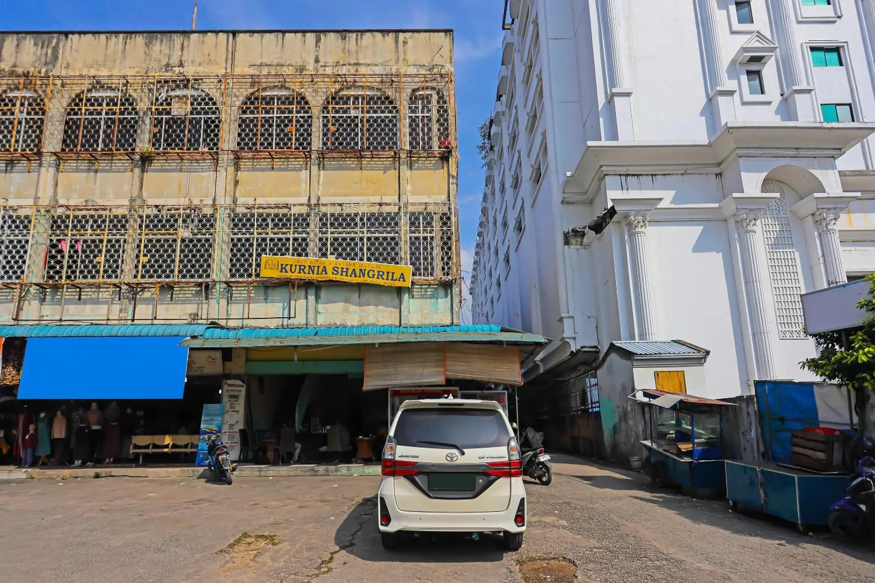 Facade/entrance in Hotel O Kurnia ShangrilaNearNagoya Hill Shopping Mall Facade/entrance in Hotel O Kurnia ShangrilaNearNagoya Hill Shopping Mall