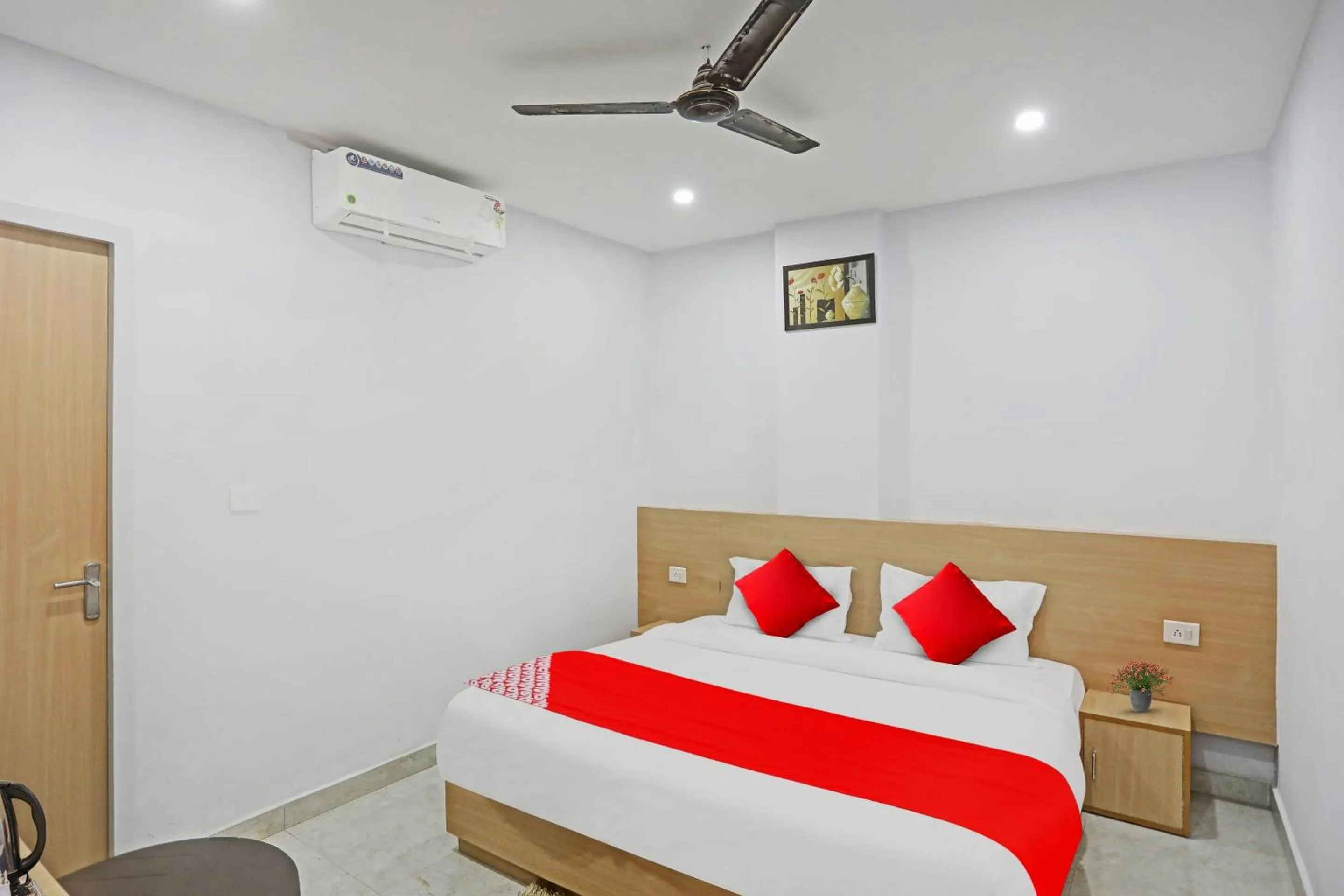 Bedroom, Bed in Hotel O Athrav Inn