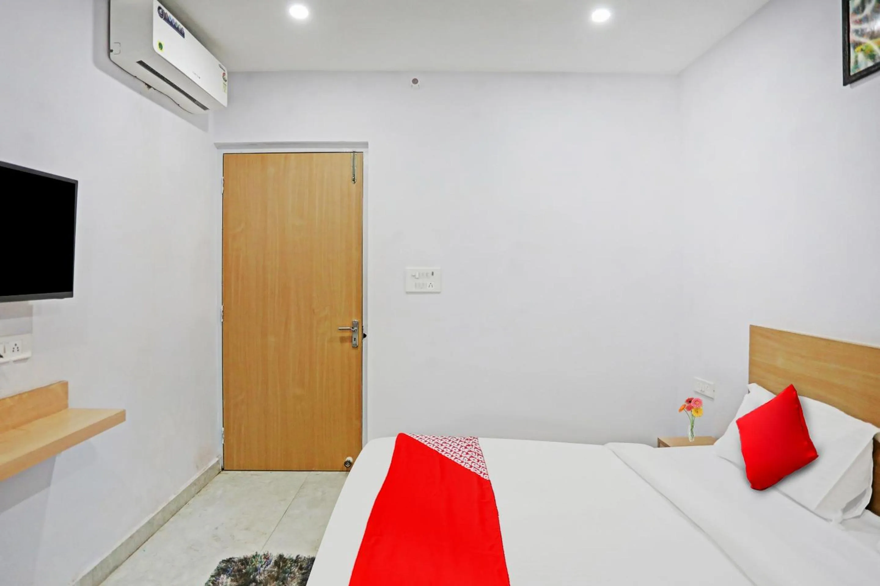 Bedroom, Bed in Hotel O Athrav Inn