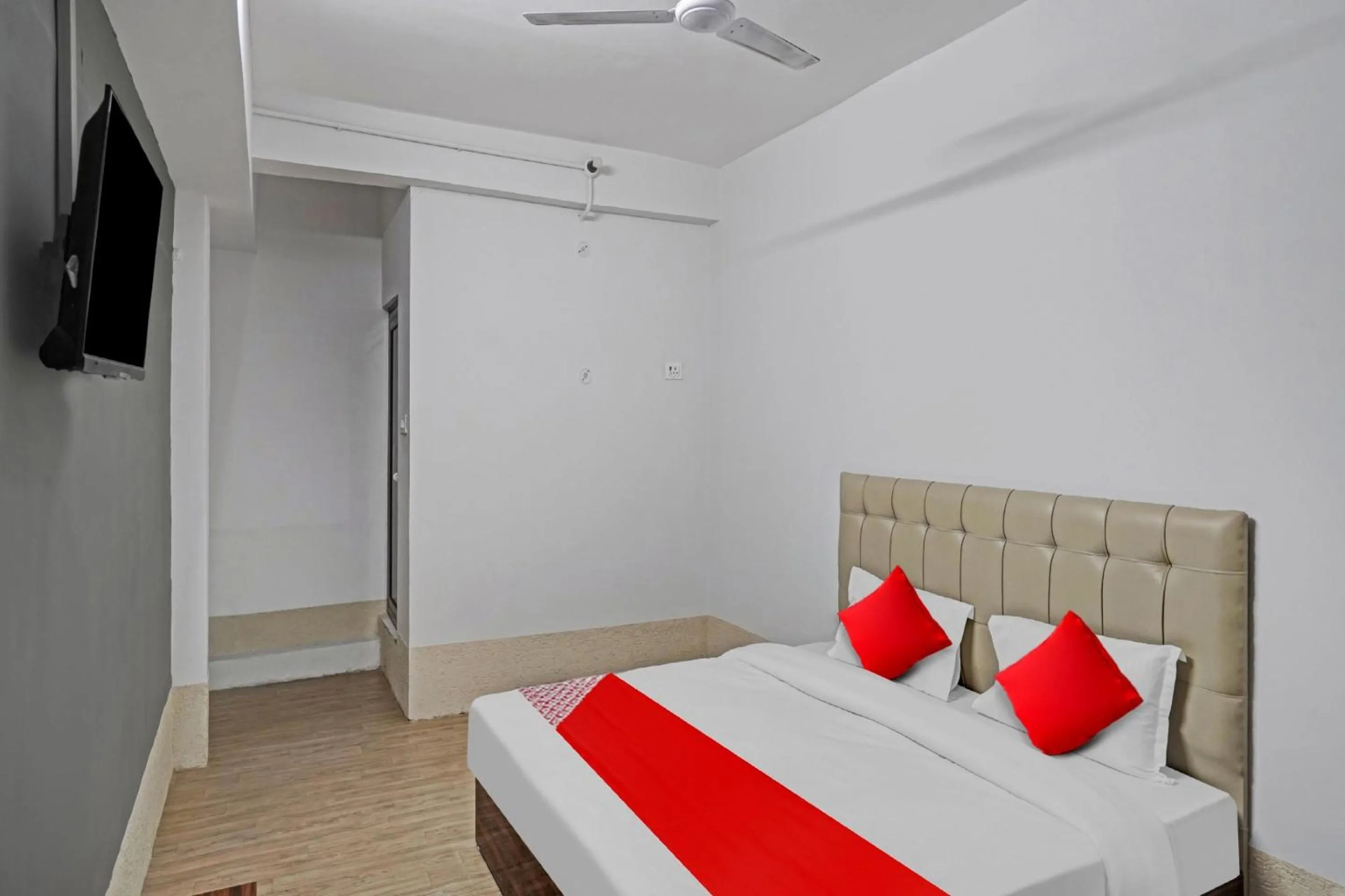 Lobby or reception, Bed in Hotel O Mr Crown Inn To Inn