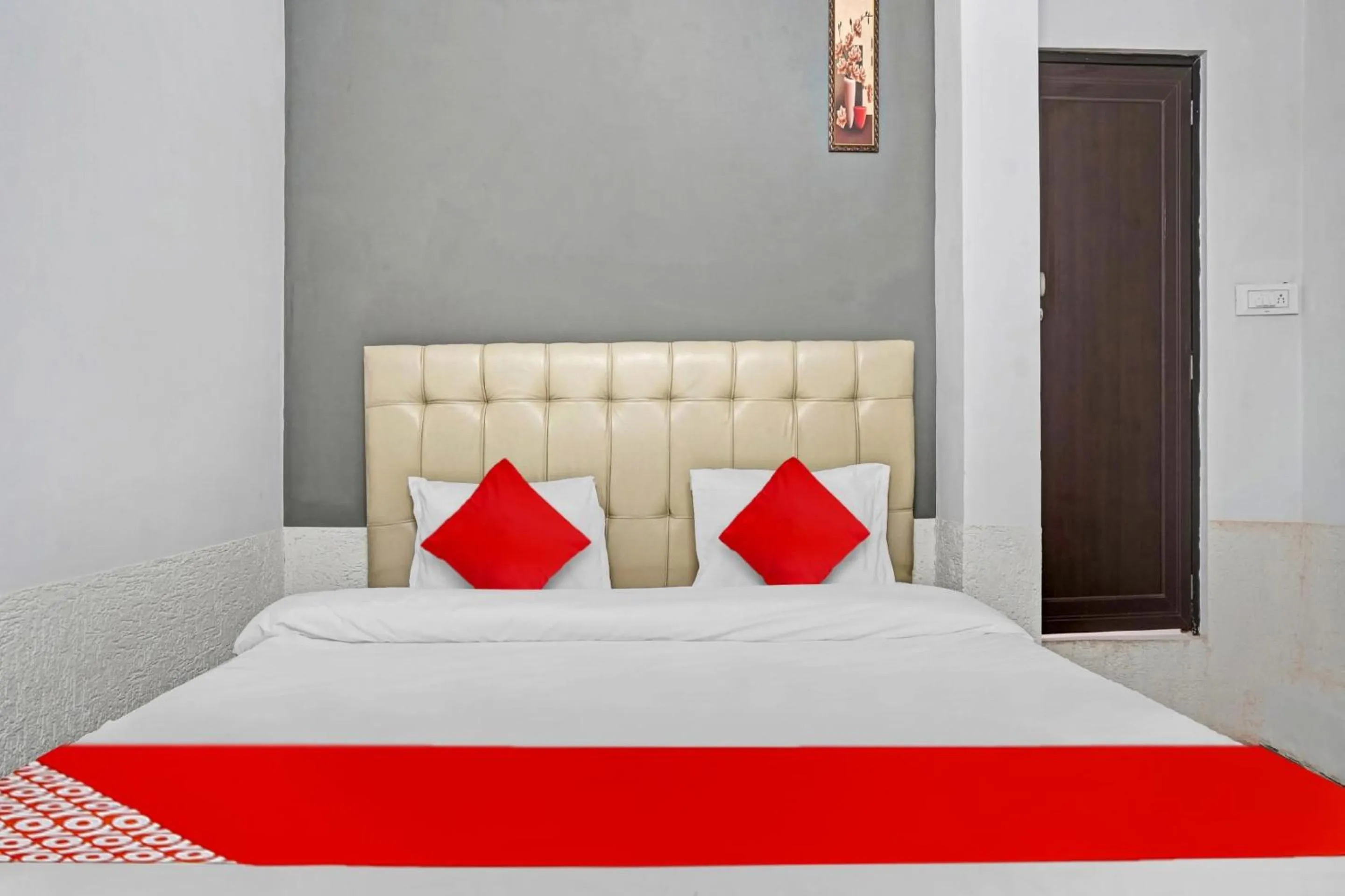 Bedroom, Bed in Hotel O Mr Crown Inn To Inn