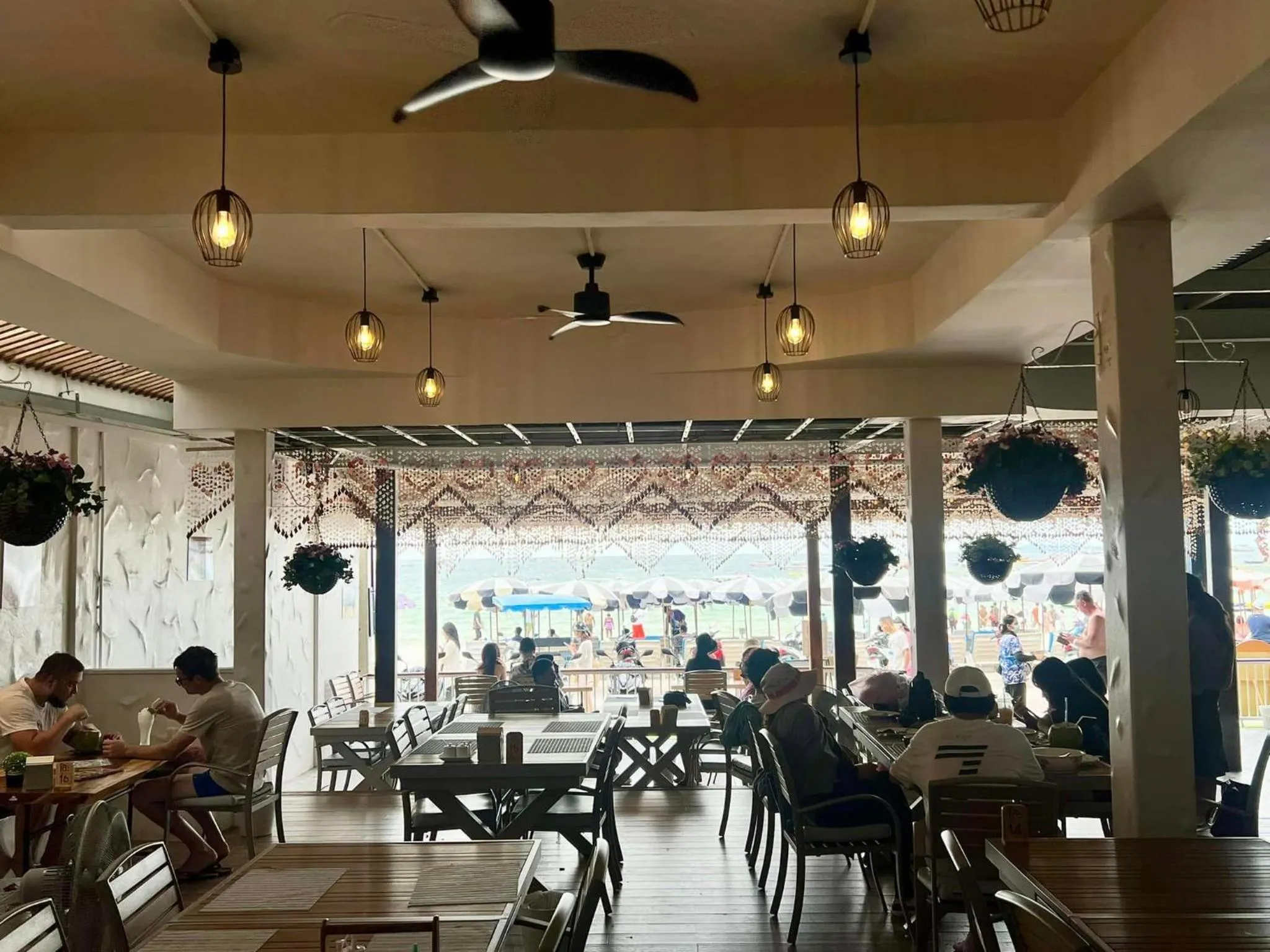 Restaurant/places to eat in IP PLUS BEACH RESORT Koh Larn