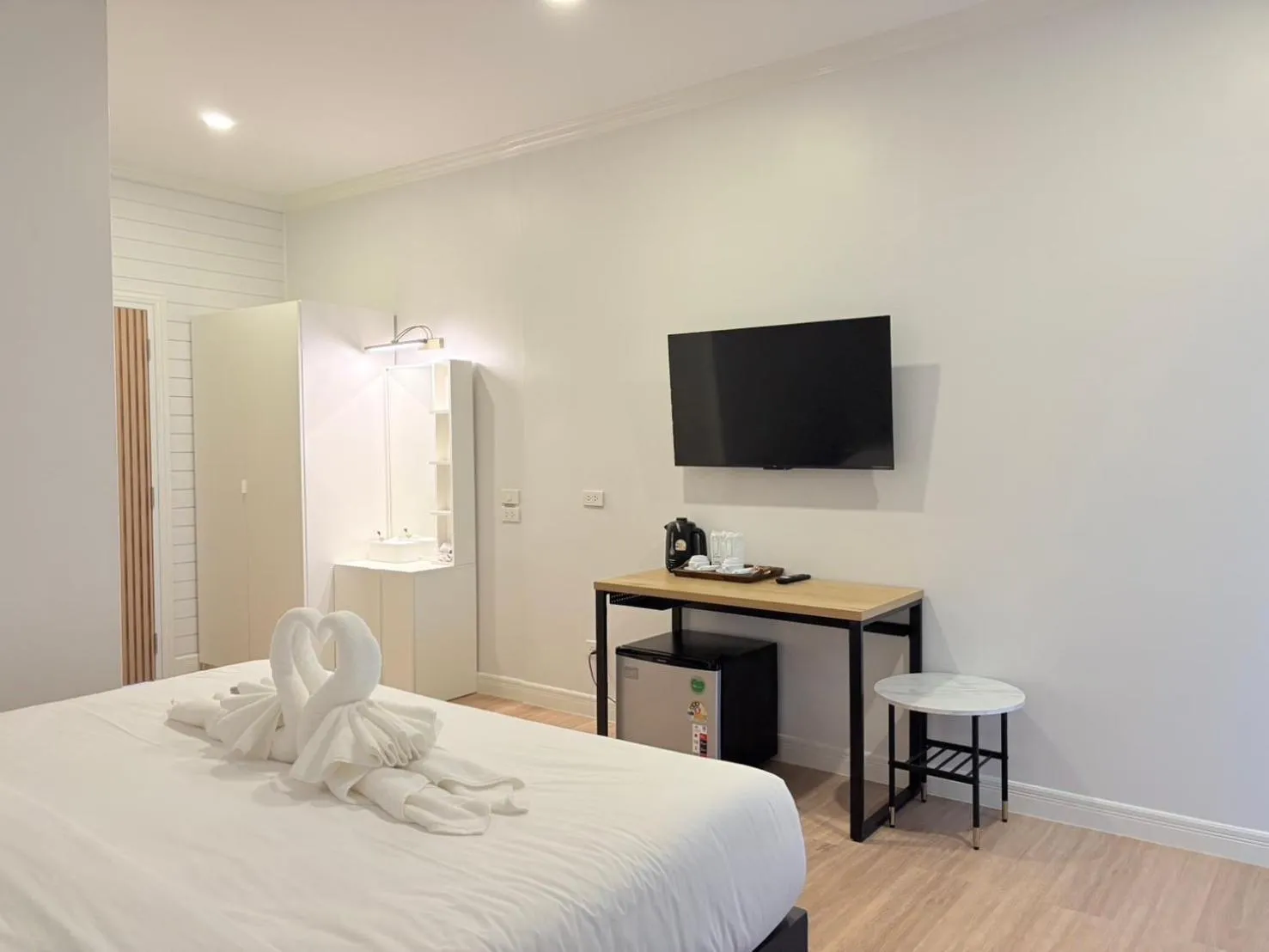 Photo of the whole room, Bed in IP PLUS BEACH RESORT Koh Larn