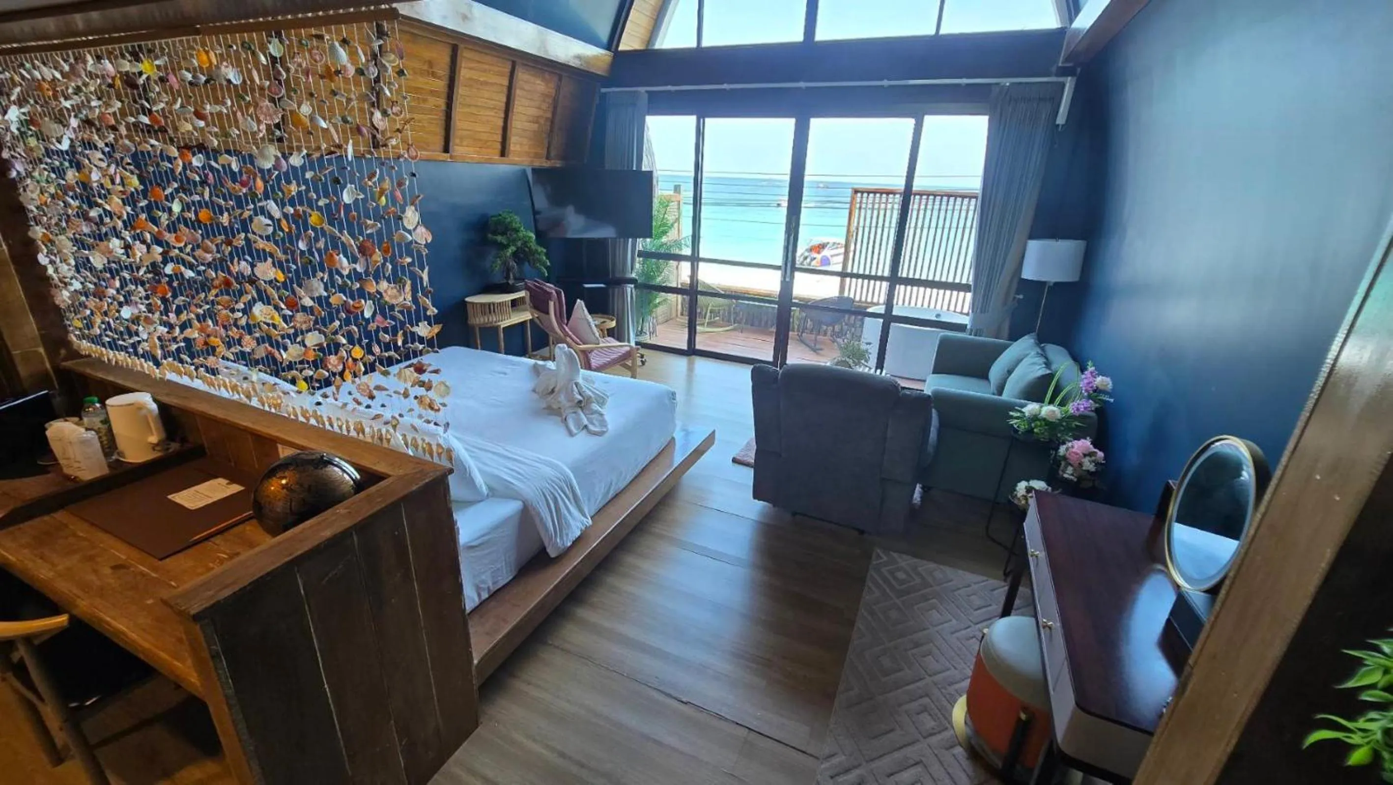 Photo of the whole room, Bed in IP PLUS BEACH RESORT Koh Larn