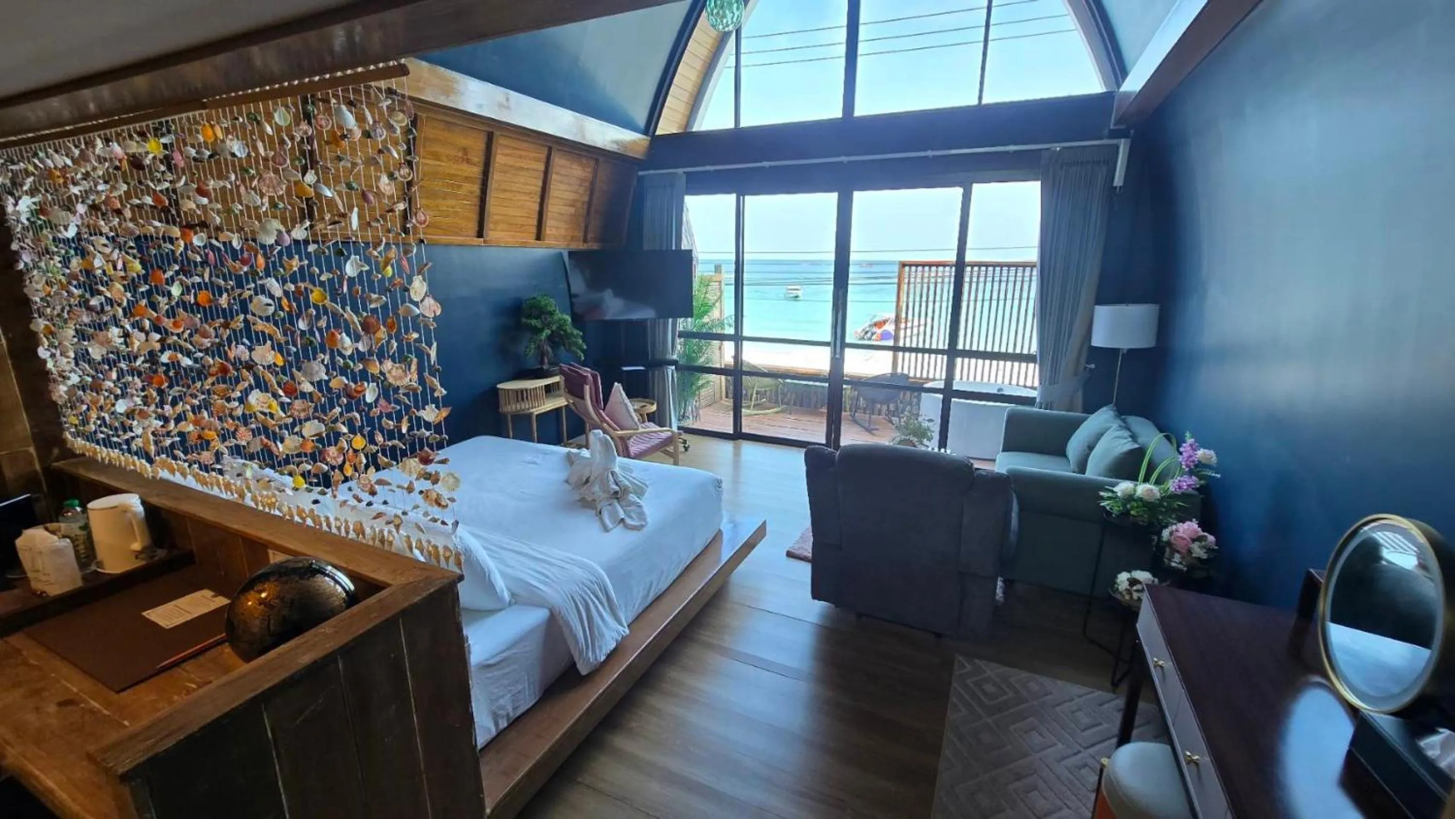 Photo of the whole room, Bed in IP PLUS BEACH RESORT Koh Larn