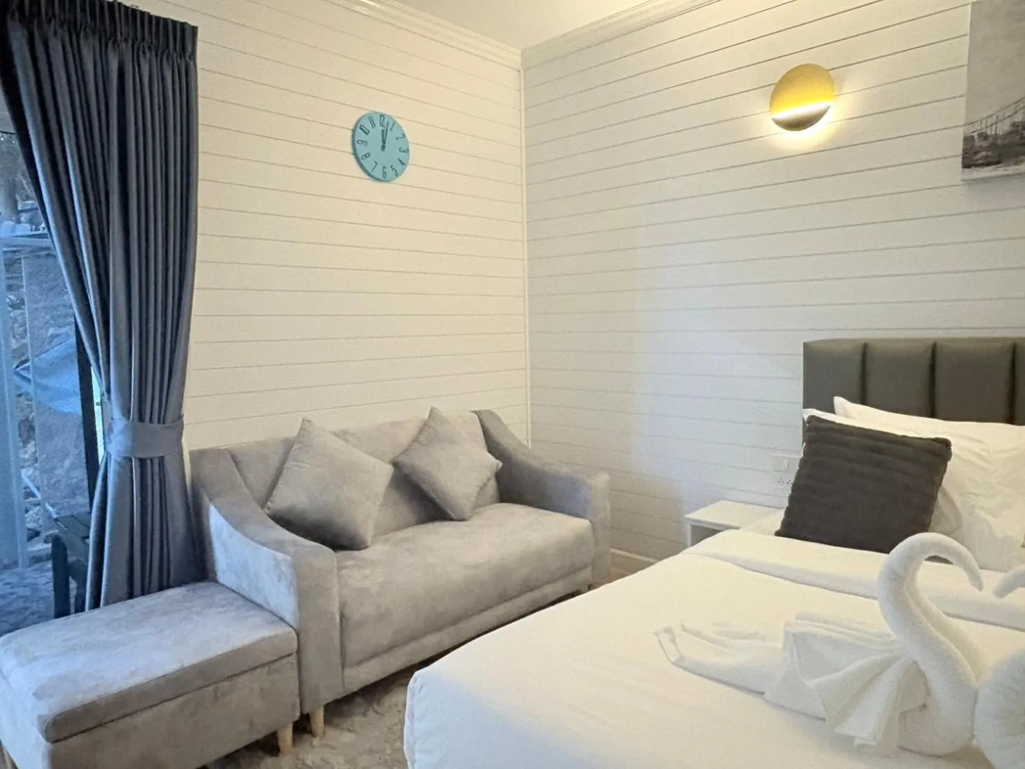 Seating area, Bed in IP PLUS BEACH RESORT Koh Larn