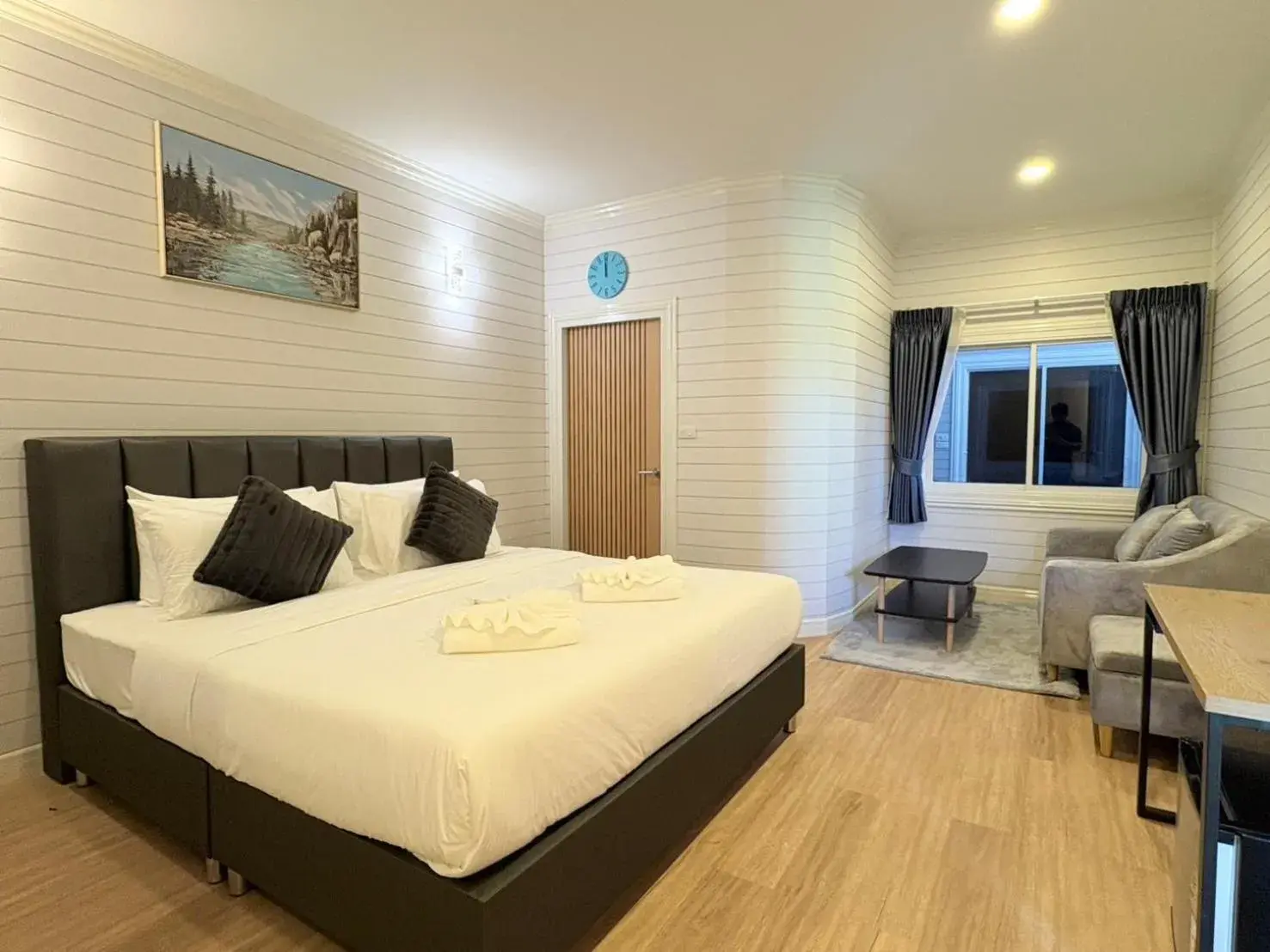 Superior King Room in IP PLUS BEACH RESORT Koh Larn Superior King Room in IP PLUS BEACH RESORT Koh Larn