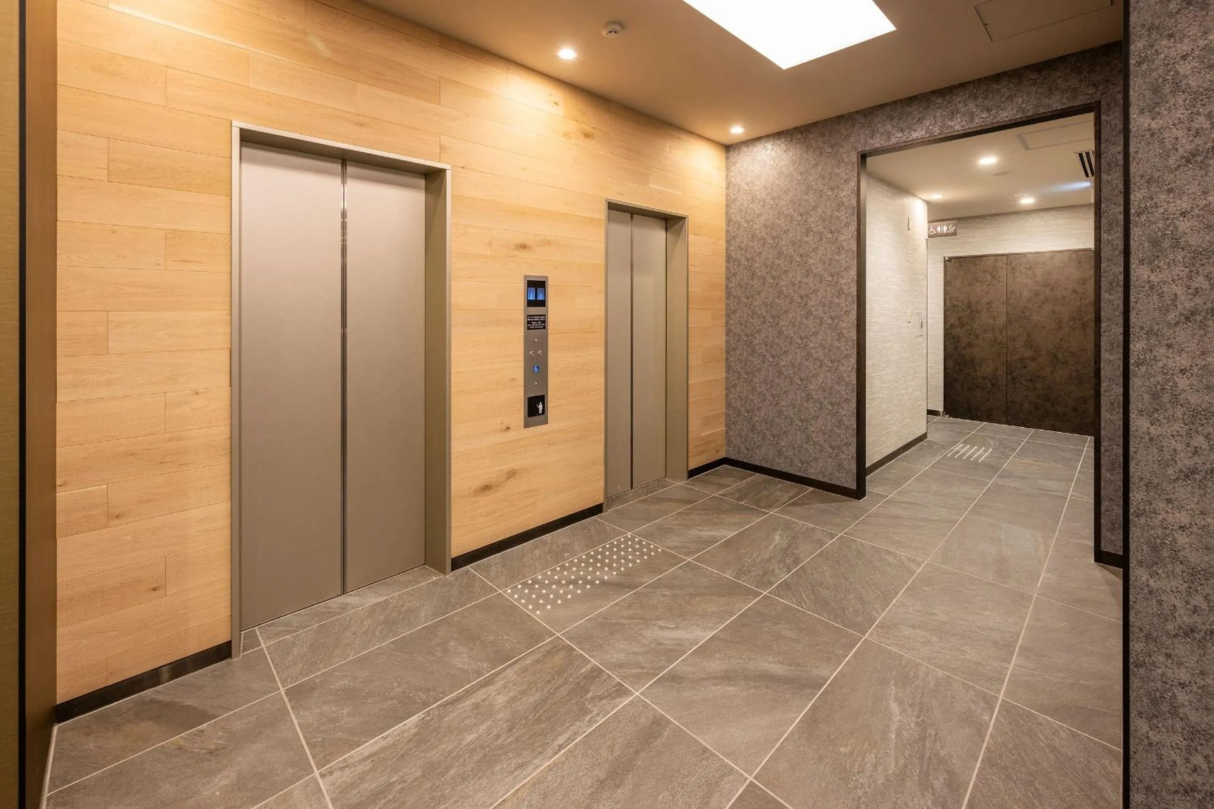 elevator in Shizutetsu Hotel Prezio Osaka Shinsaibashi