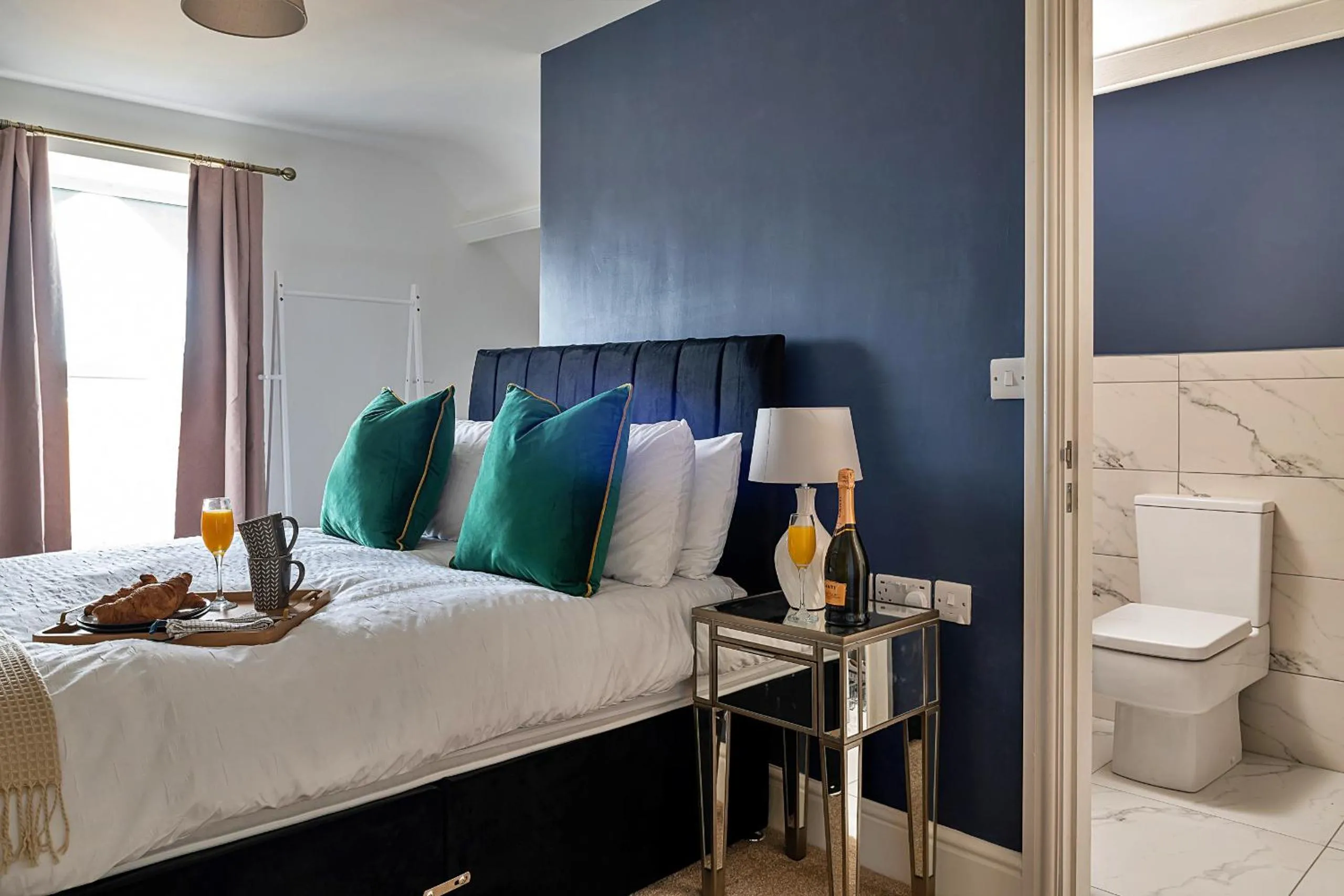 Toilet, Bed in Finest Retreats - Peace Retreats Penthouse
