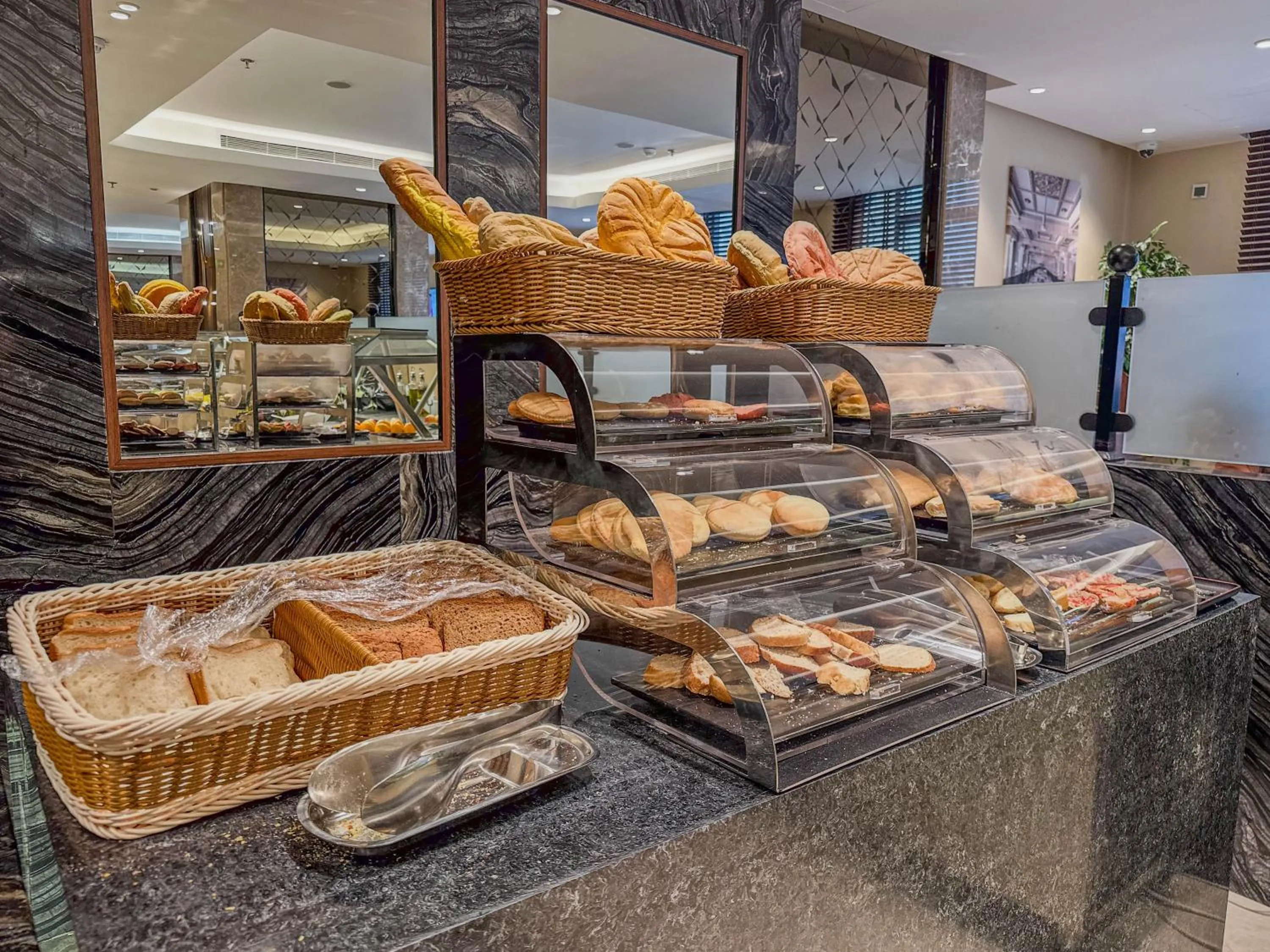 Restaurant/places to eat in Three Pearls Musalli Hotel