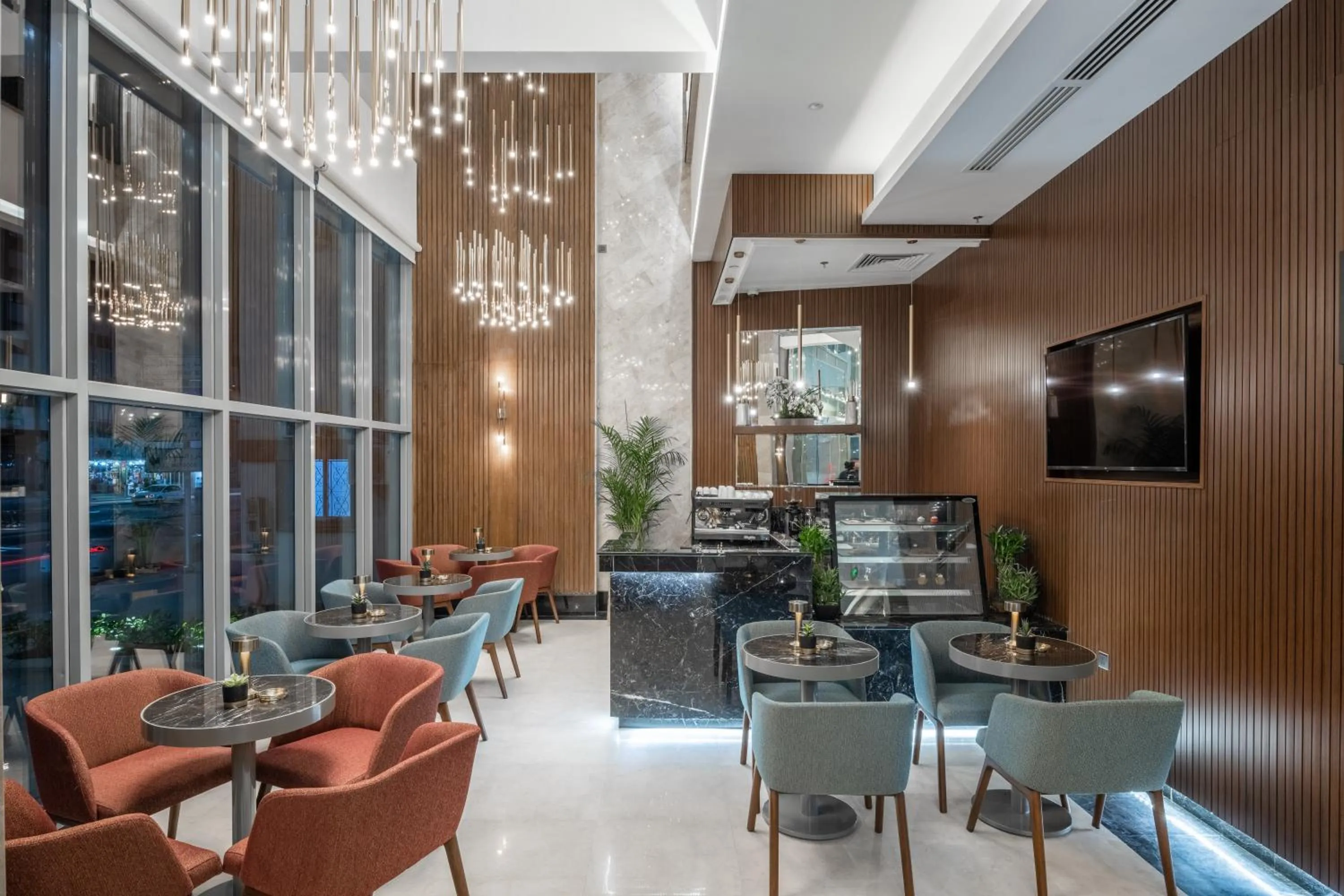 Communal lounge/ TV room in Three Pearls Musalli Hotel