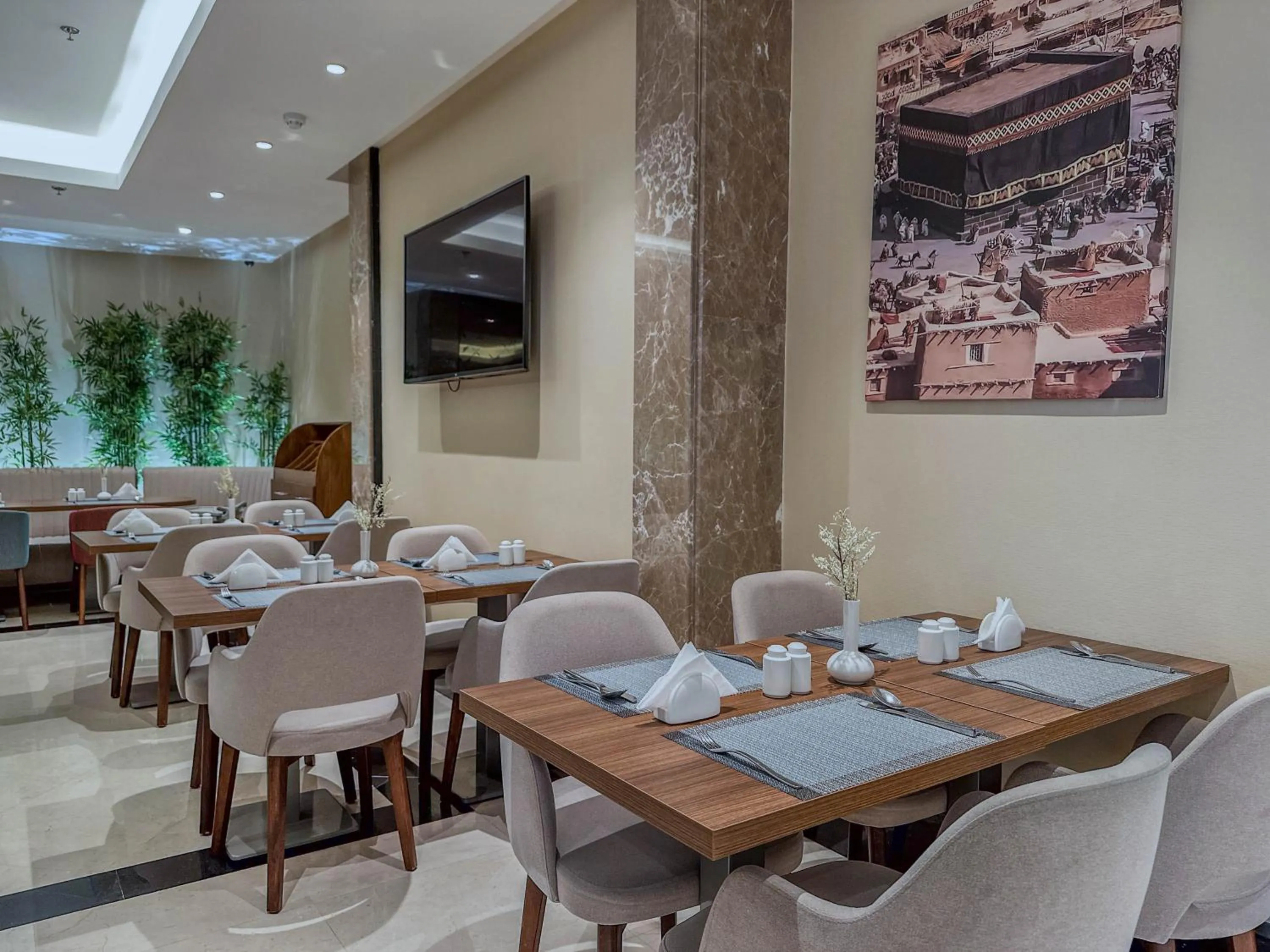 Restaurant/places to eat in Three Pearls Musalli Hotel