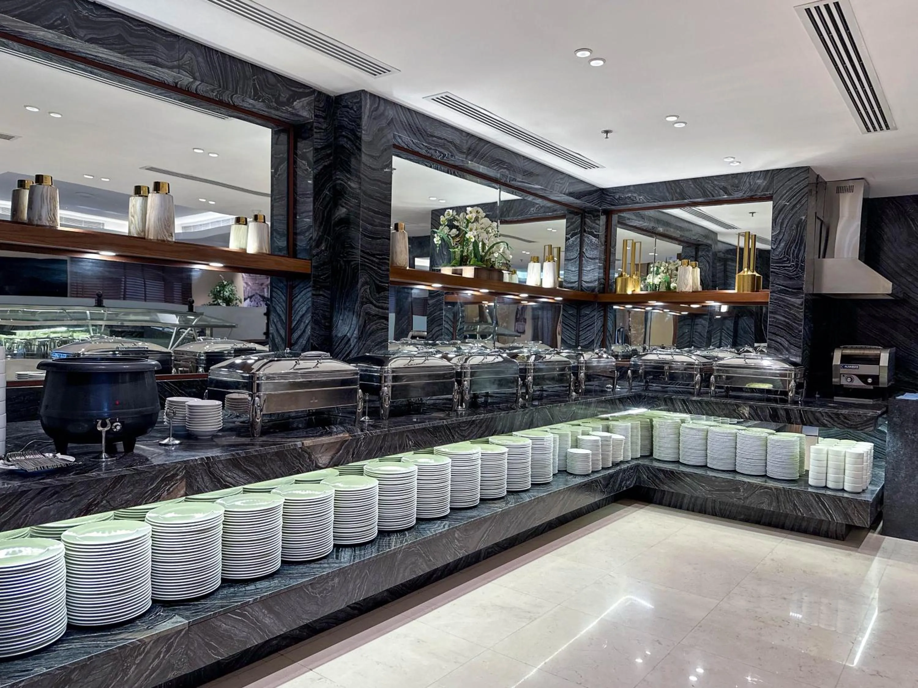 Restaurant/places to eat in Three Pearls Musalli Hotel