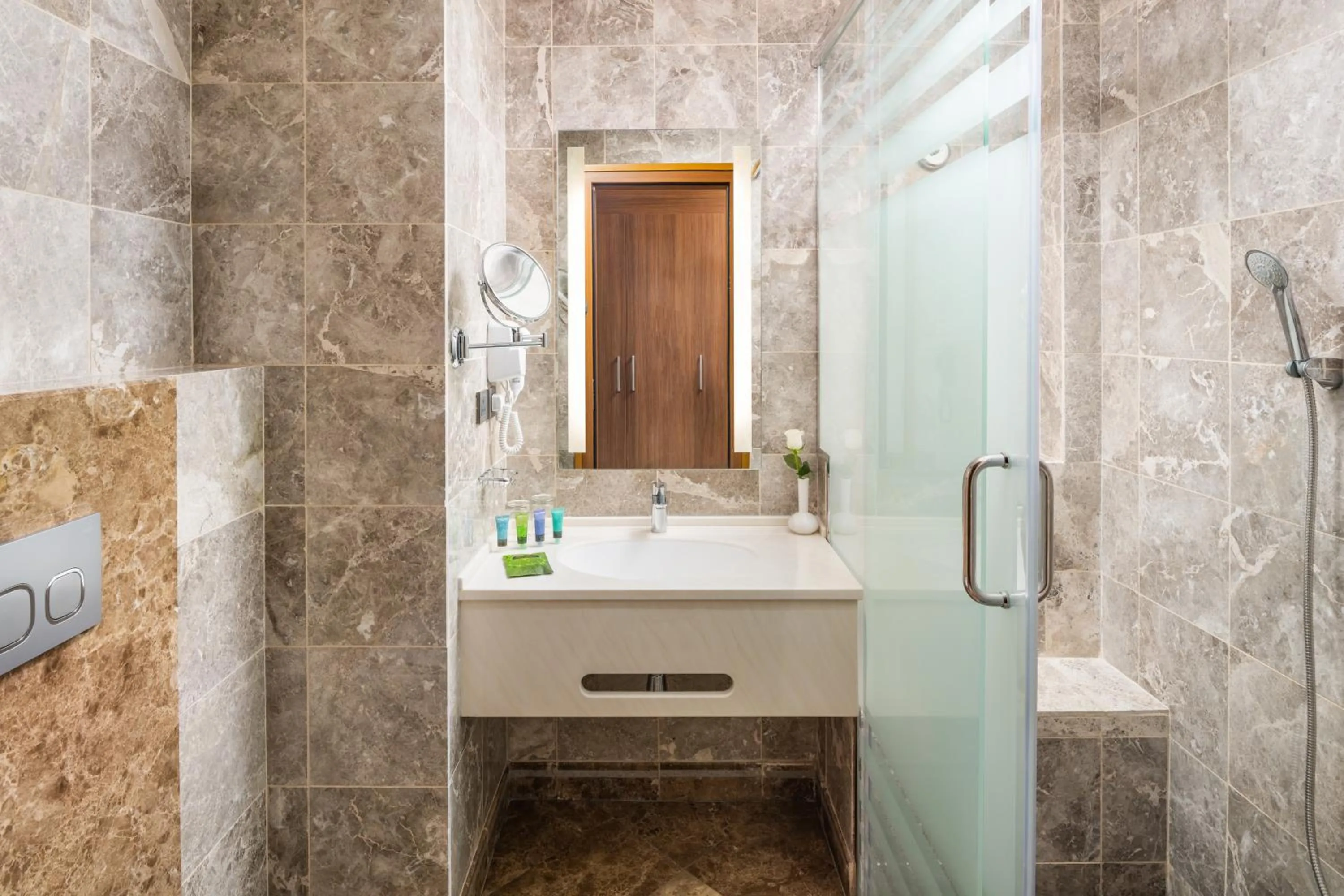 Shower in Three Pearls Musalli Hotel