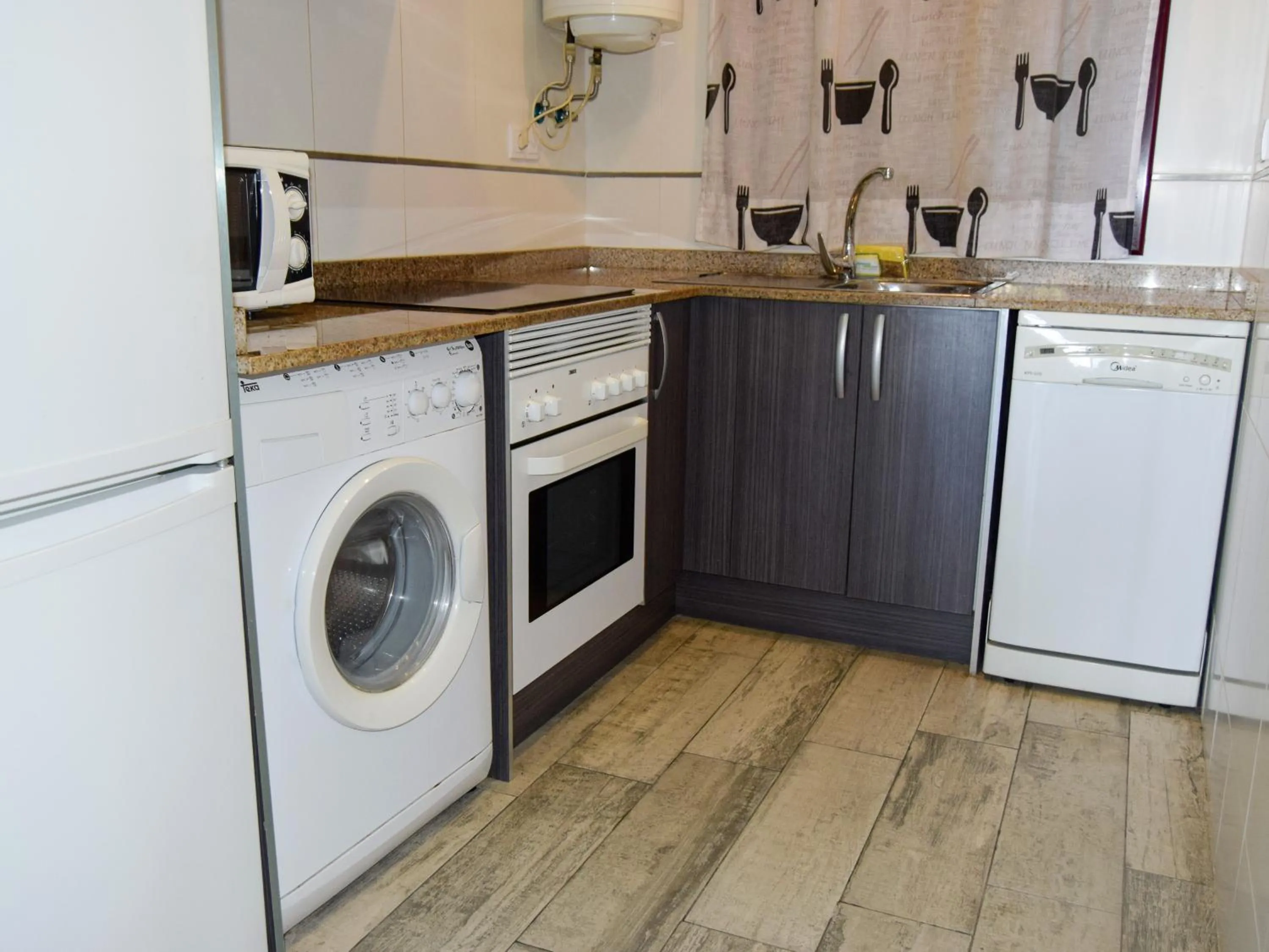 Kitchen or kitchenette in Apartamentos Mirador del Castillo 3000