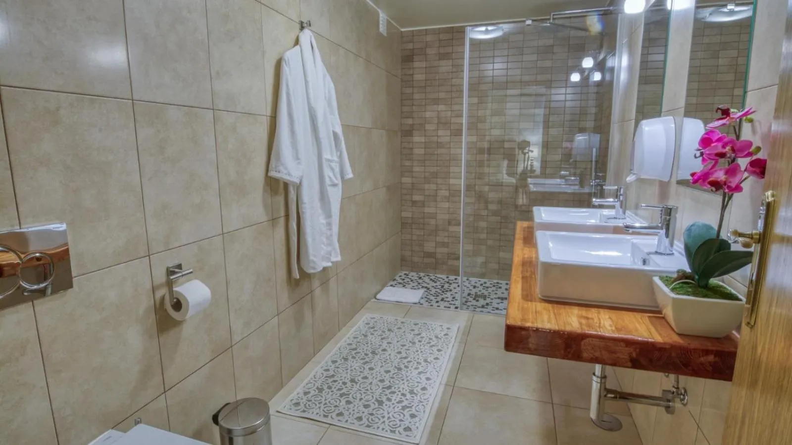 Bathroom in 8-Bed Villa in Vilamoura-Sleeps-Playground-Pool